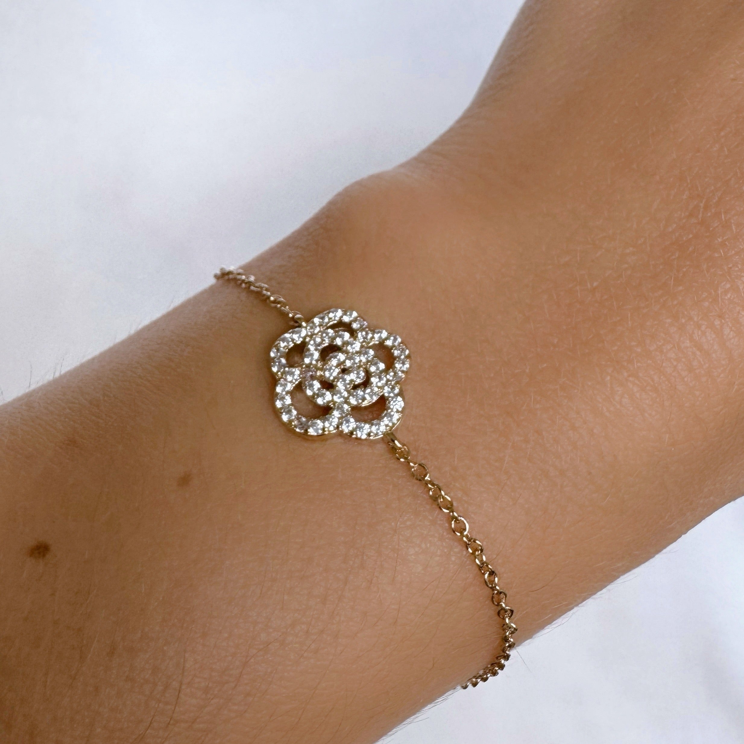 Bracelet « Camélia serti » plaqué or