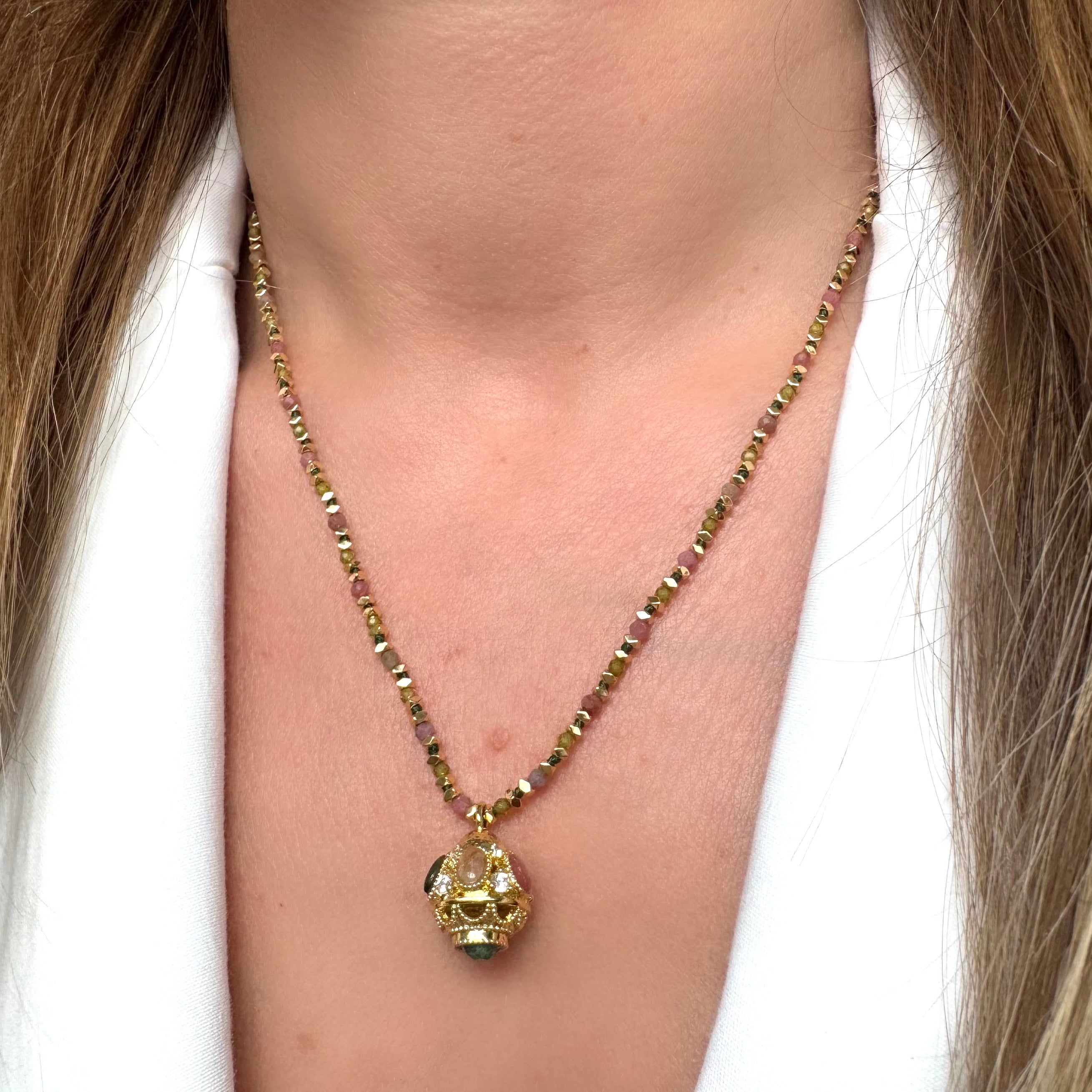 Collier “Prisme Doré” – Pierres naturelles & éclat raffiné