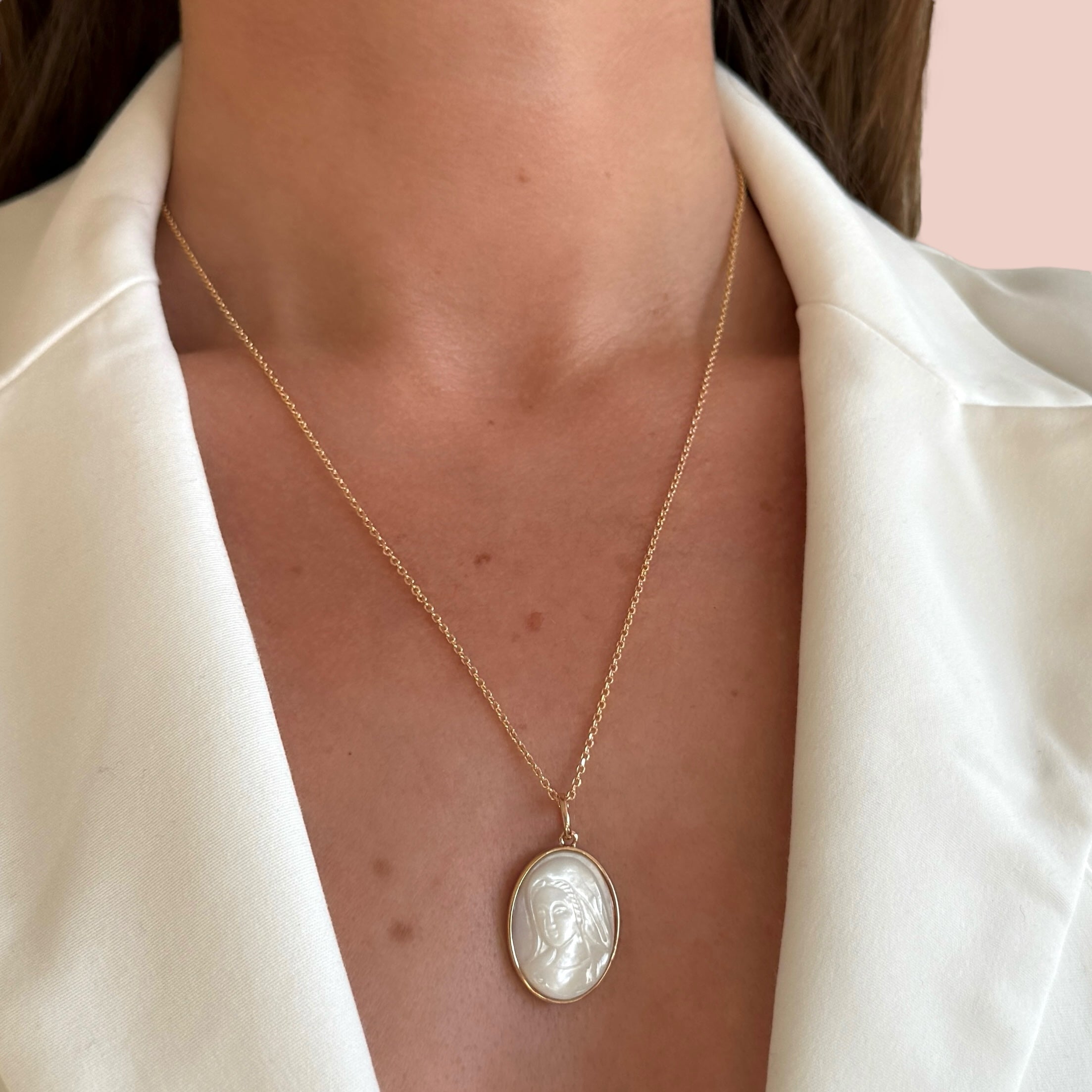 Collier « Médaille Vierge Marie nacre » plaqué or