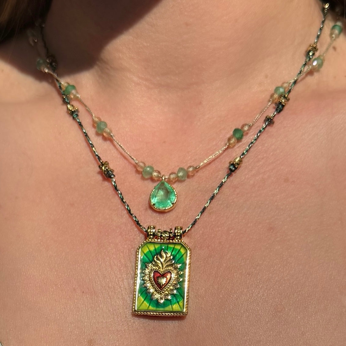 Collier « Plaque médaillon émaillé Cœur Sacré” Vert et Or
