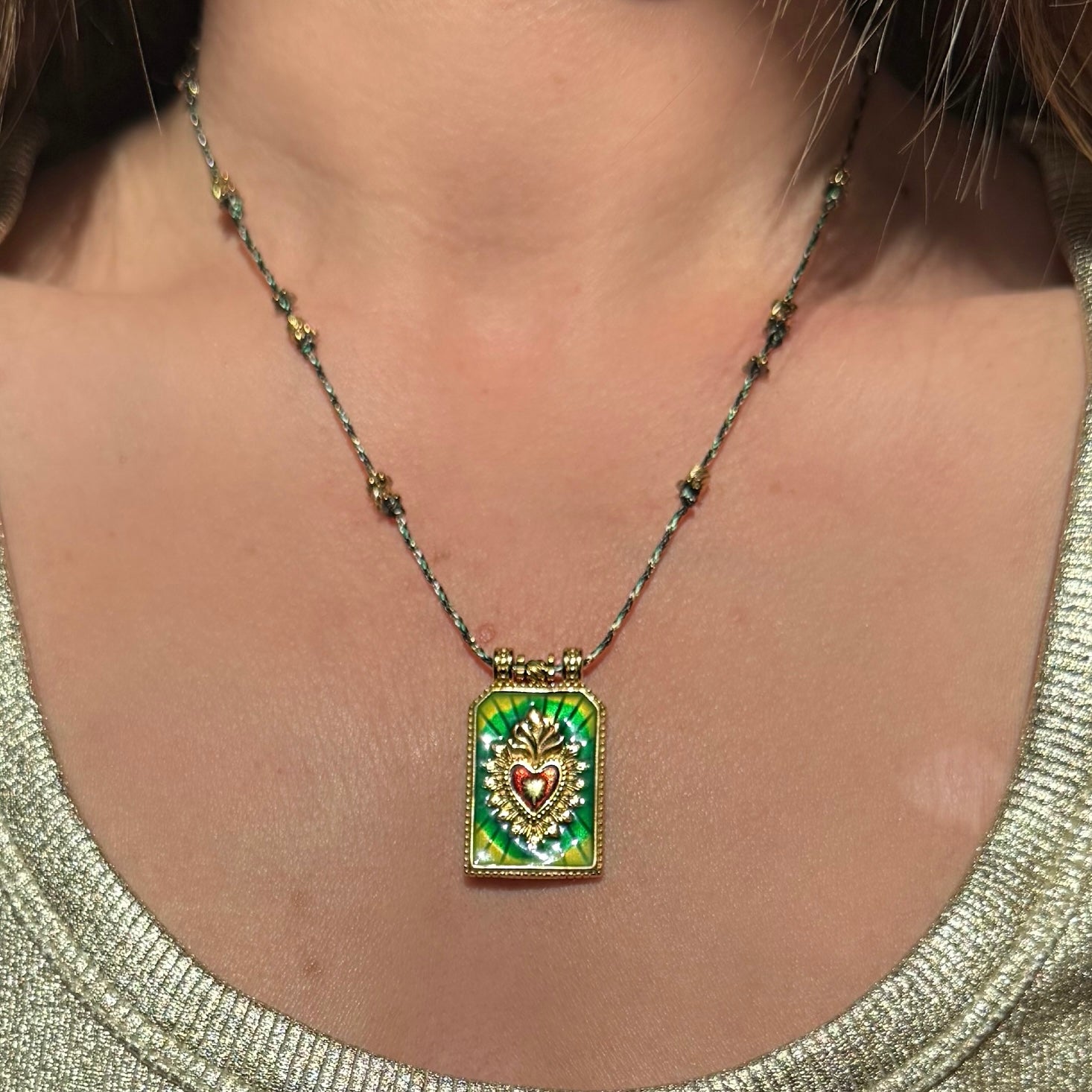 Collier « Plaque médaillon émaillé Cœur Sacré” Vert et Or