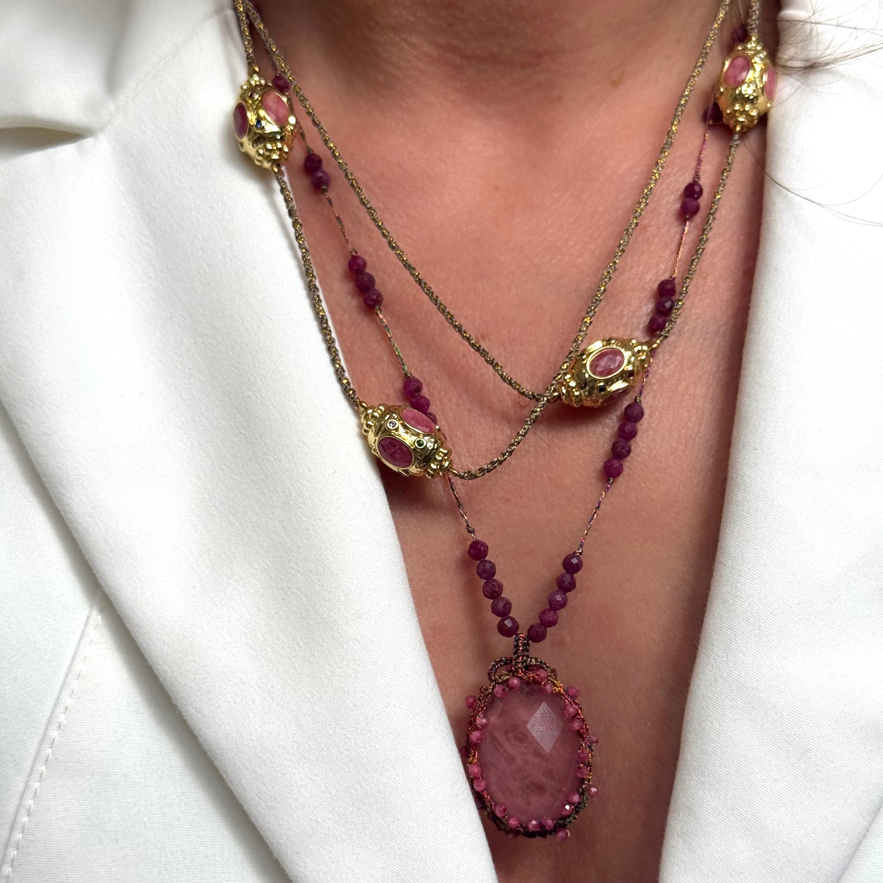 Sautoir “7 Prismes” Tourmaline Rose – Élégance dorée et éclat féminin