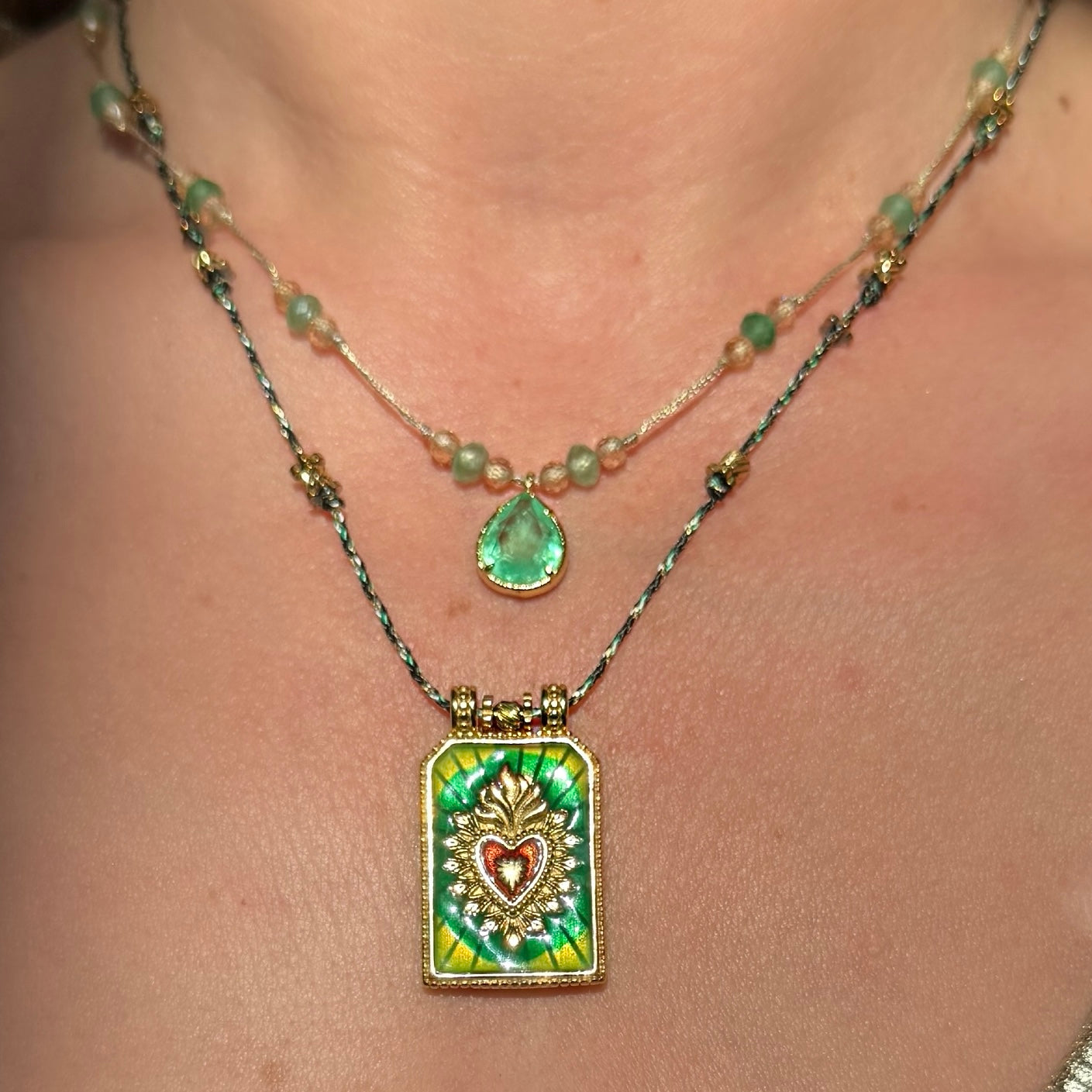 Collier « Plaque médaillon émaillé Cœur Sacré” Vert et Or