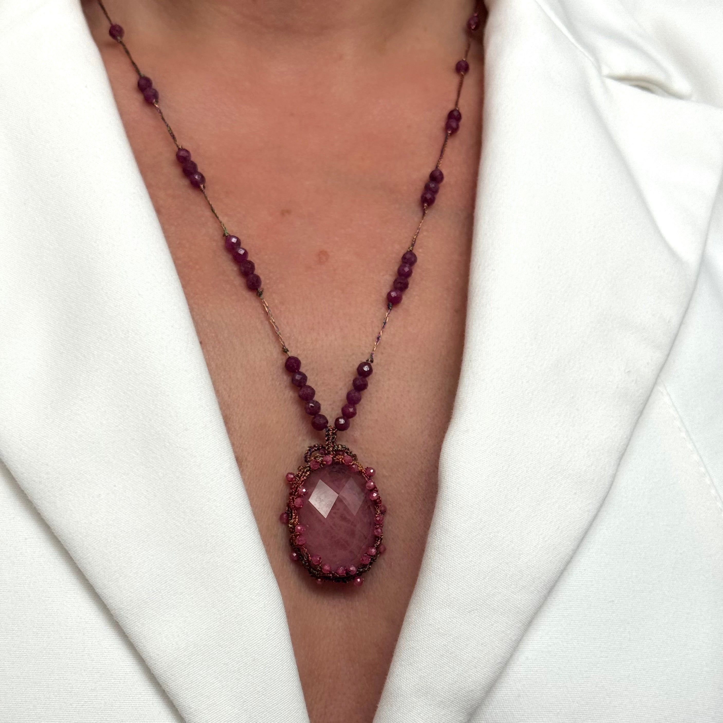 Collier Fil perlé « Pierre rose intense »