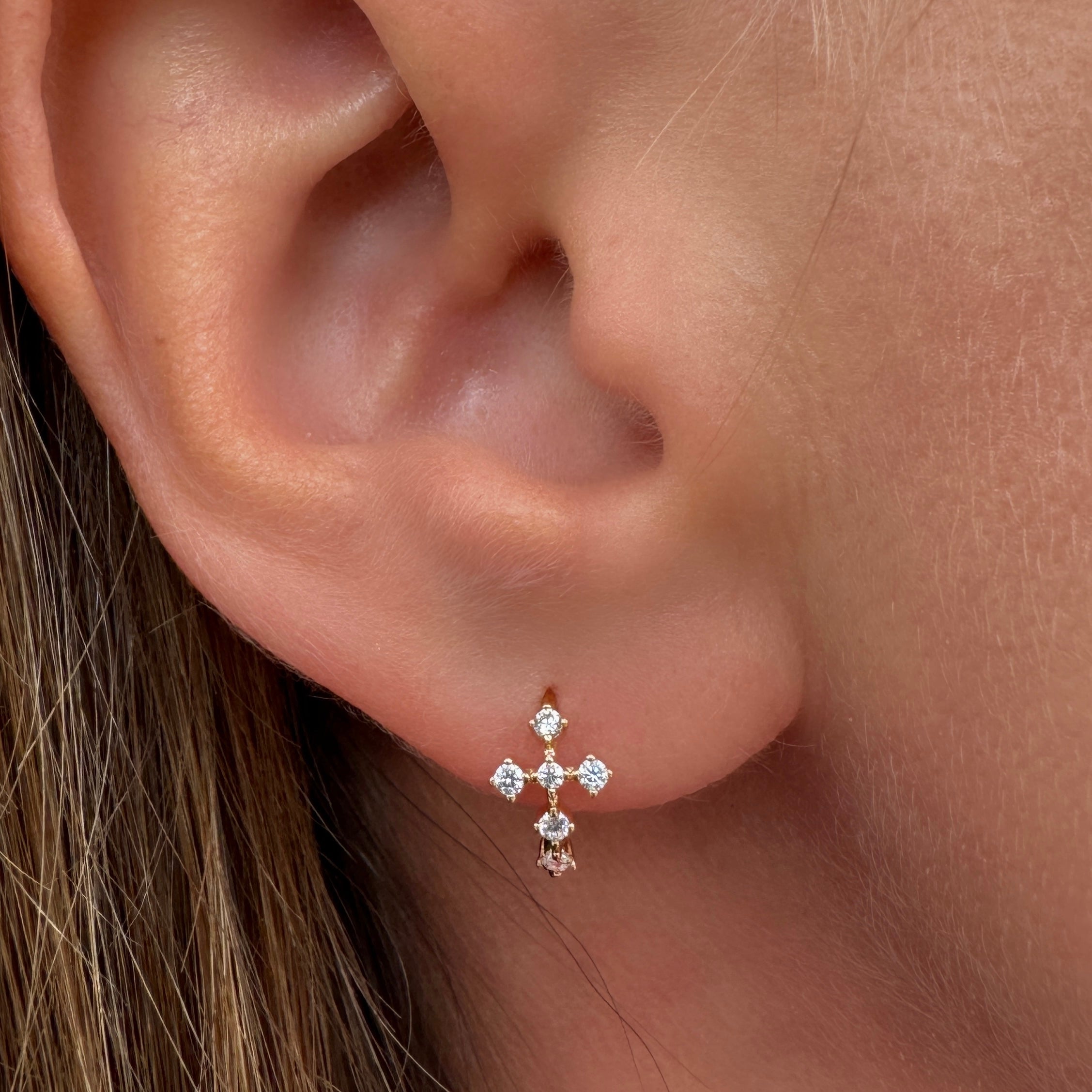 Boucles d’oreilles « mini créoles croix » plaqué or