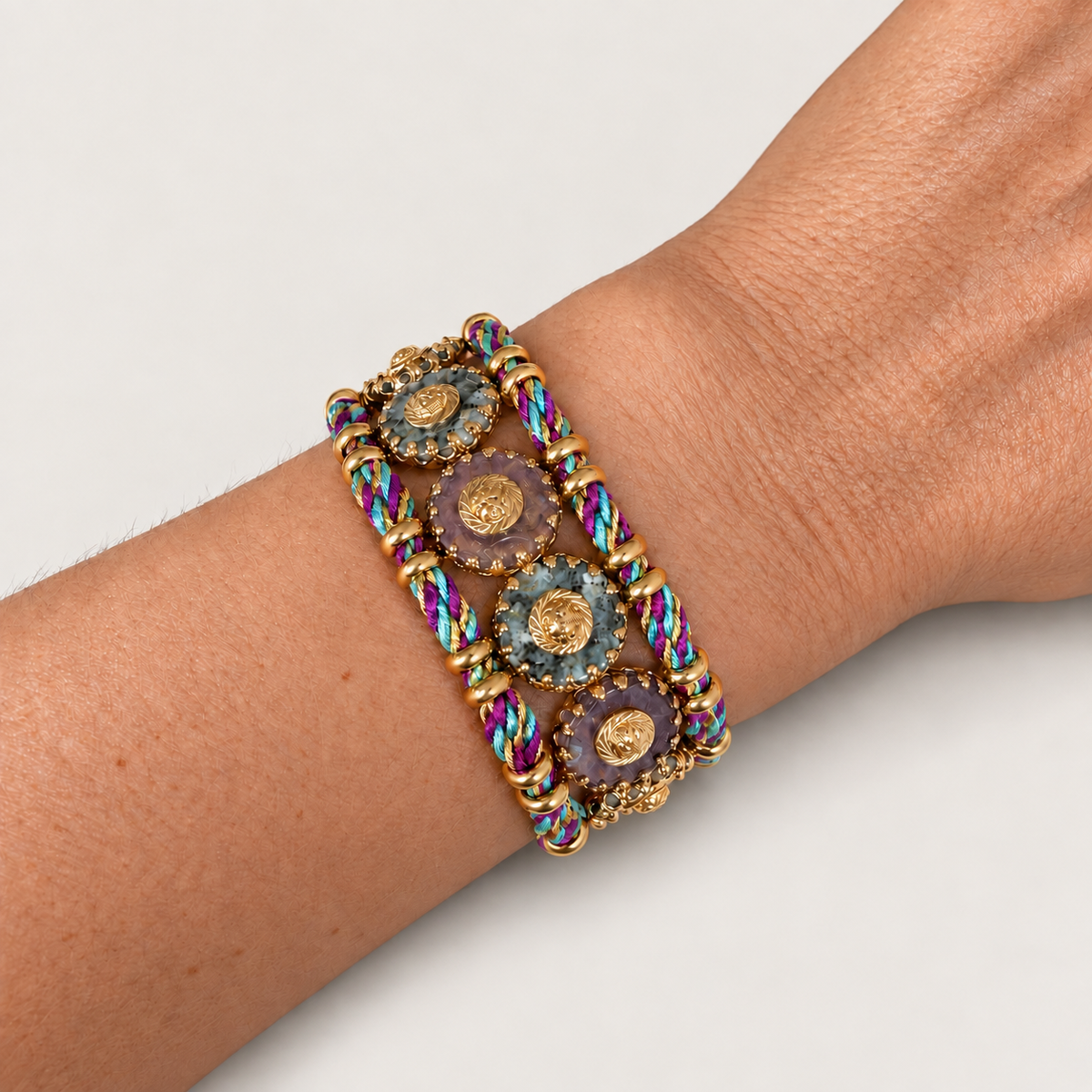 Bracelet cordon aux 8 sequins en pierres naturelles