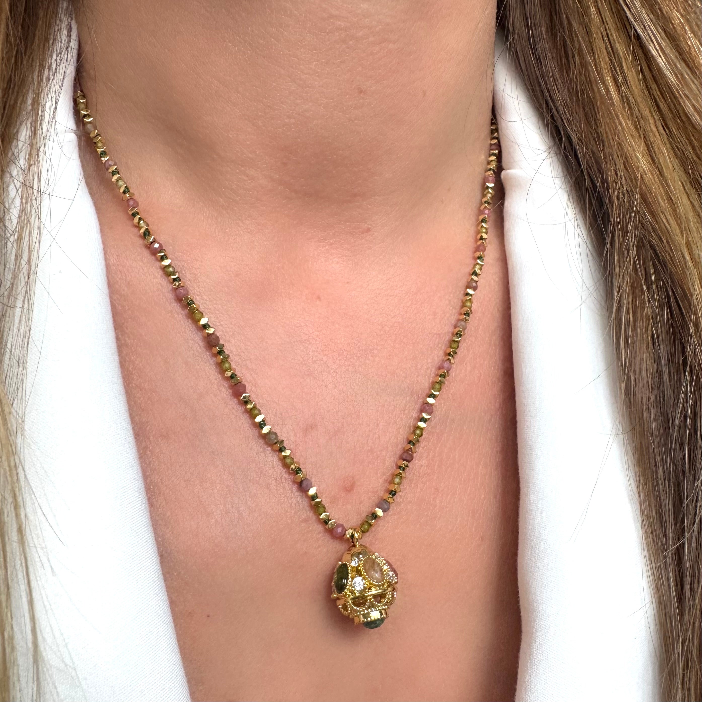 Collier “Prisme Doré” – Pierres naturelles & éclat raffiné