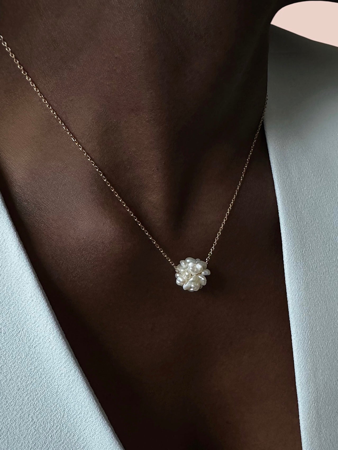 Collier « Sphère perles d’eau douce » plaqué or