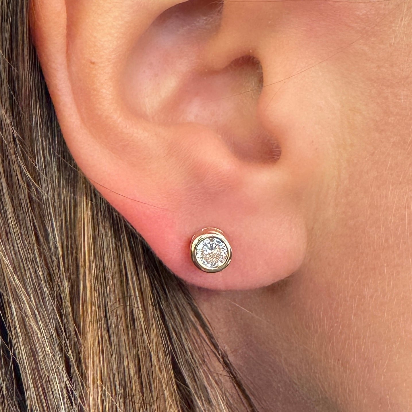 Gold-plated “Serti Clos M” earrings