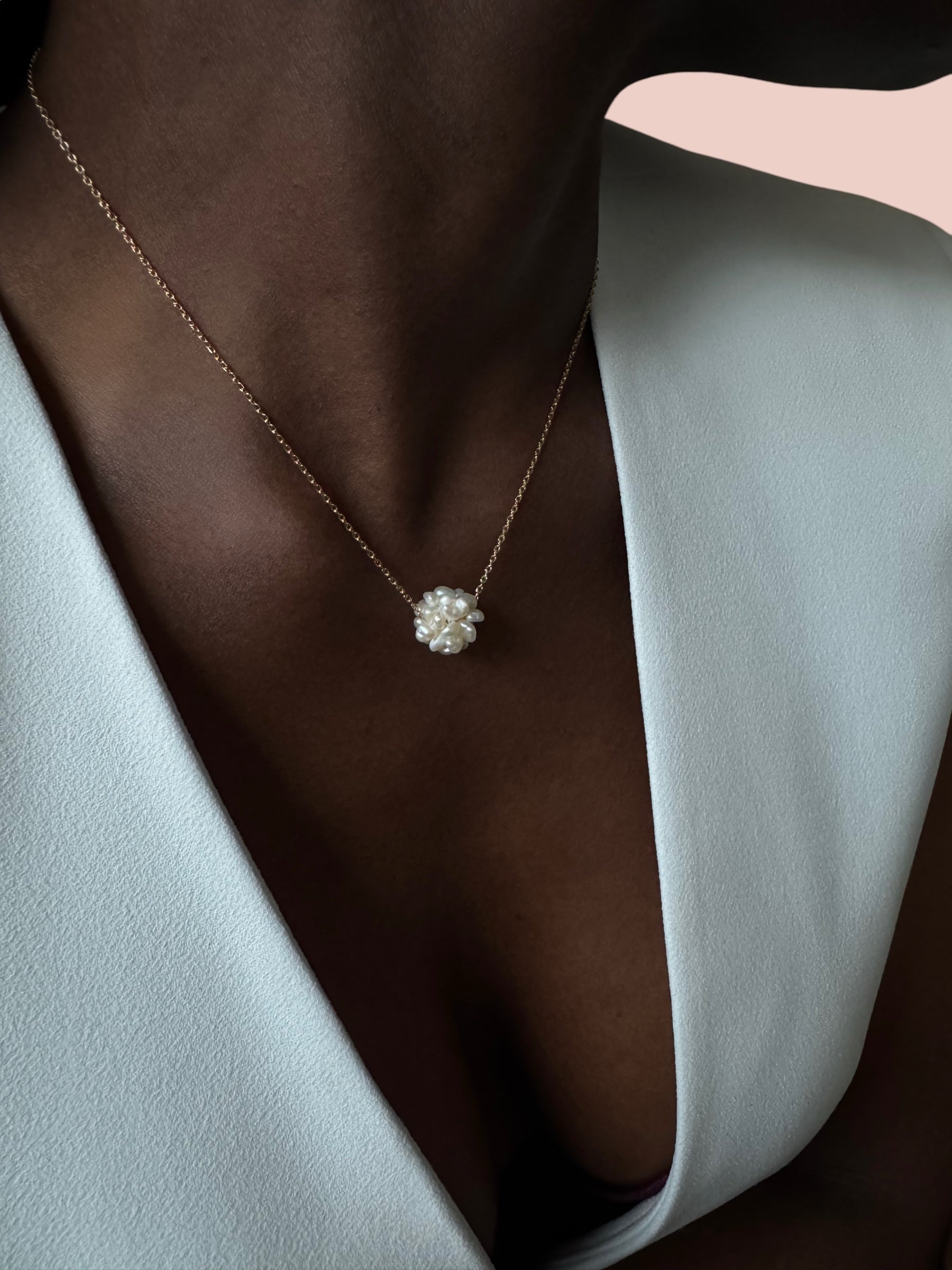 Collier « Sphère perles d’eau douce » plaqué or