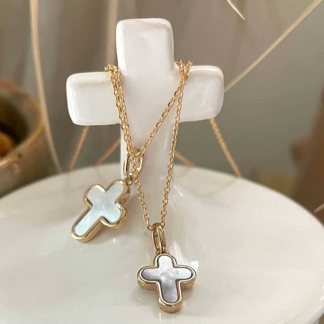 Vergoldete und perlmuttfarbene „Rounded Cross“-Halskette