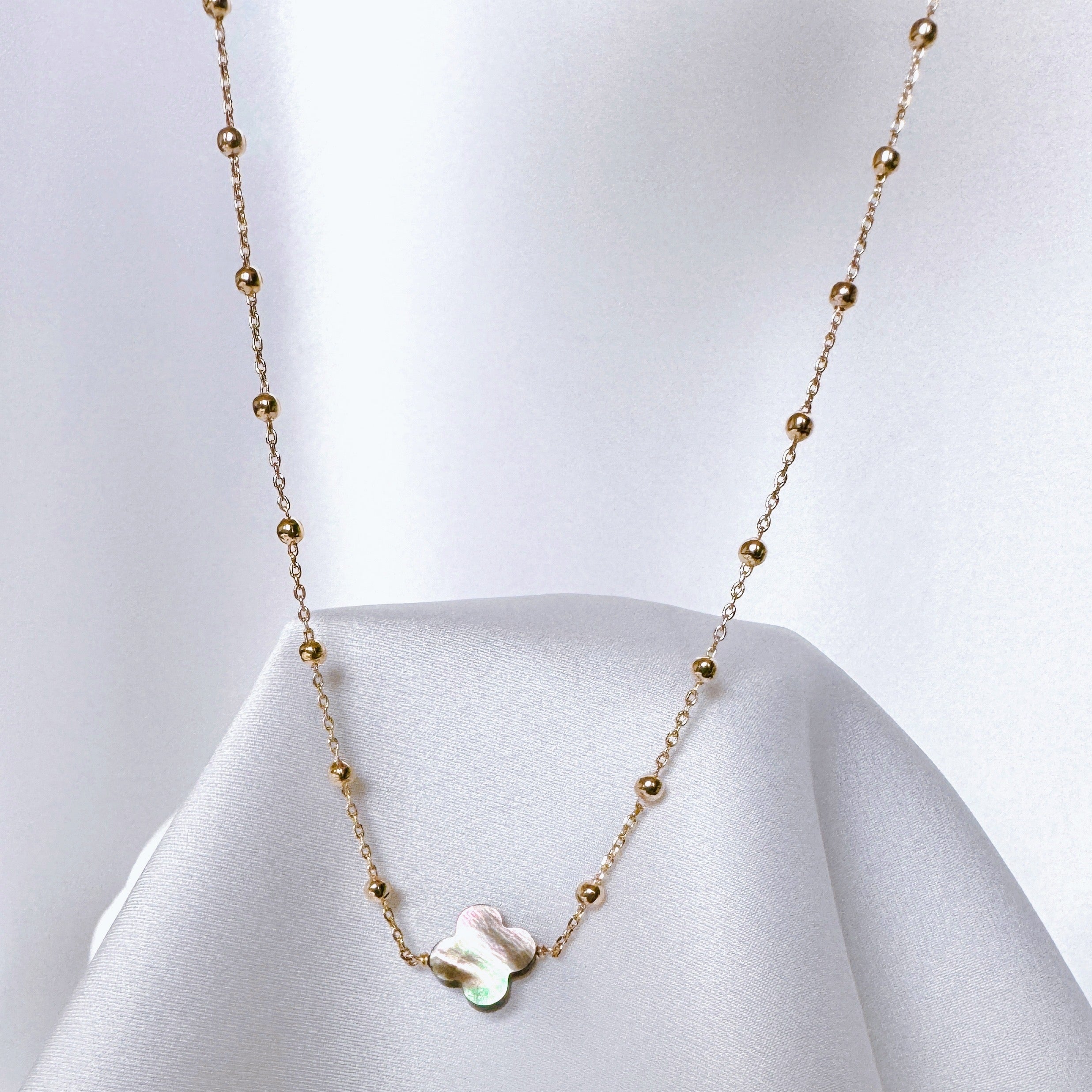 Gold-plated “Gray Clover” necklace