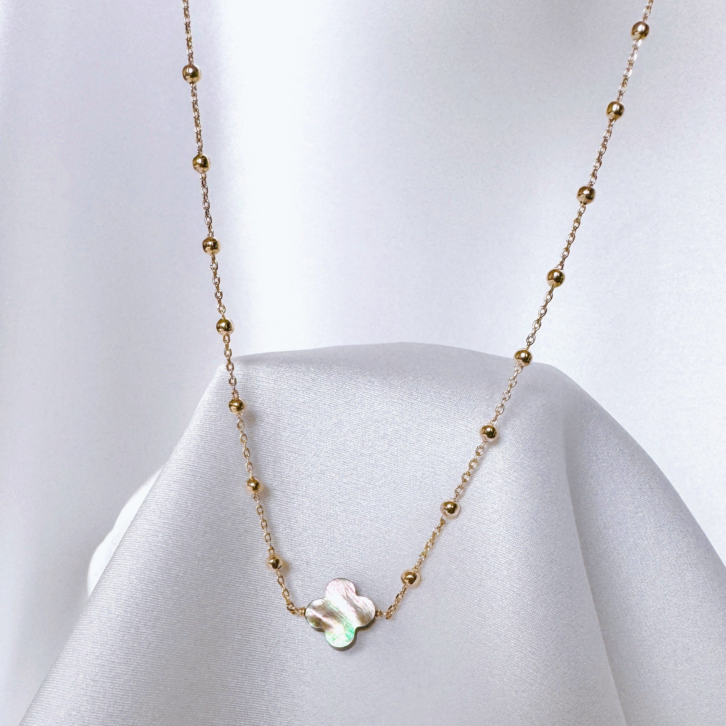 Gold-plated “Gray Clover” necklace