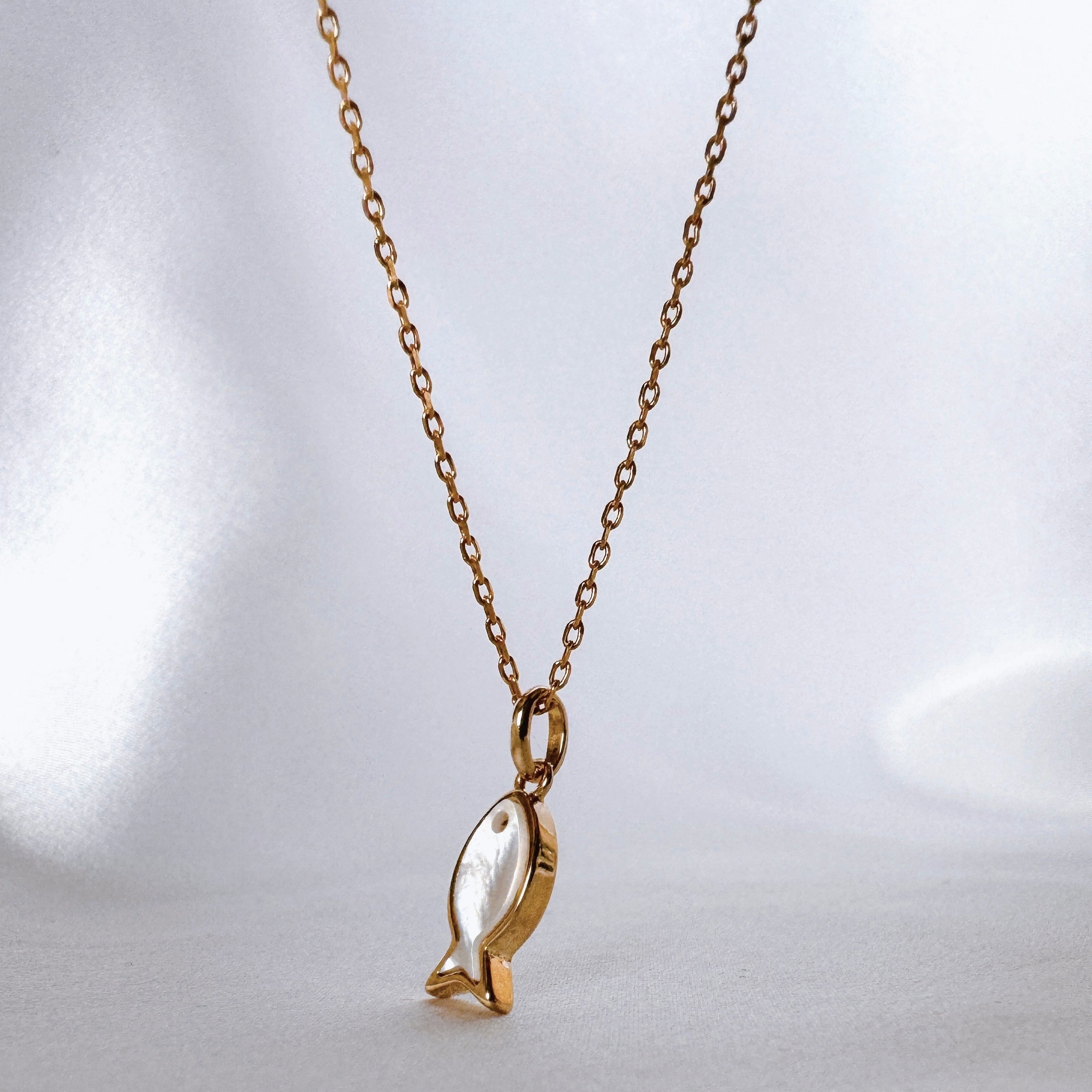 Gold-plated “Pearly fish” necklace
