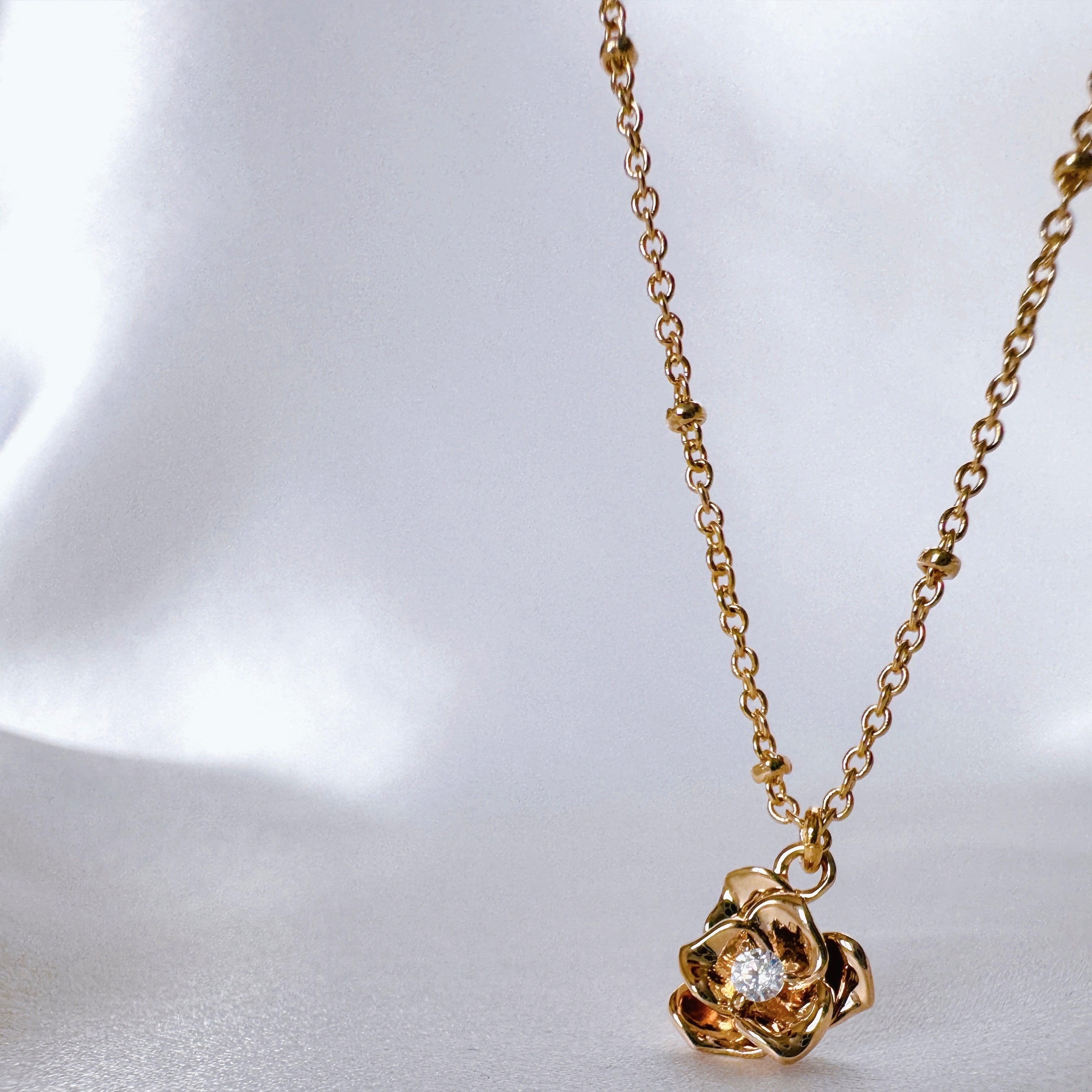 Gold-plated “Camellia” necklace