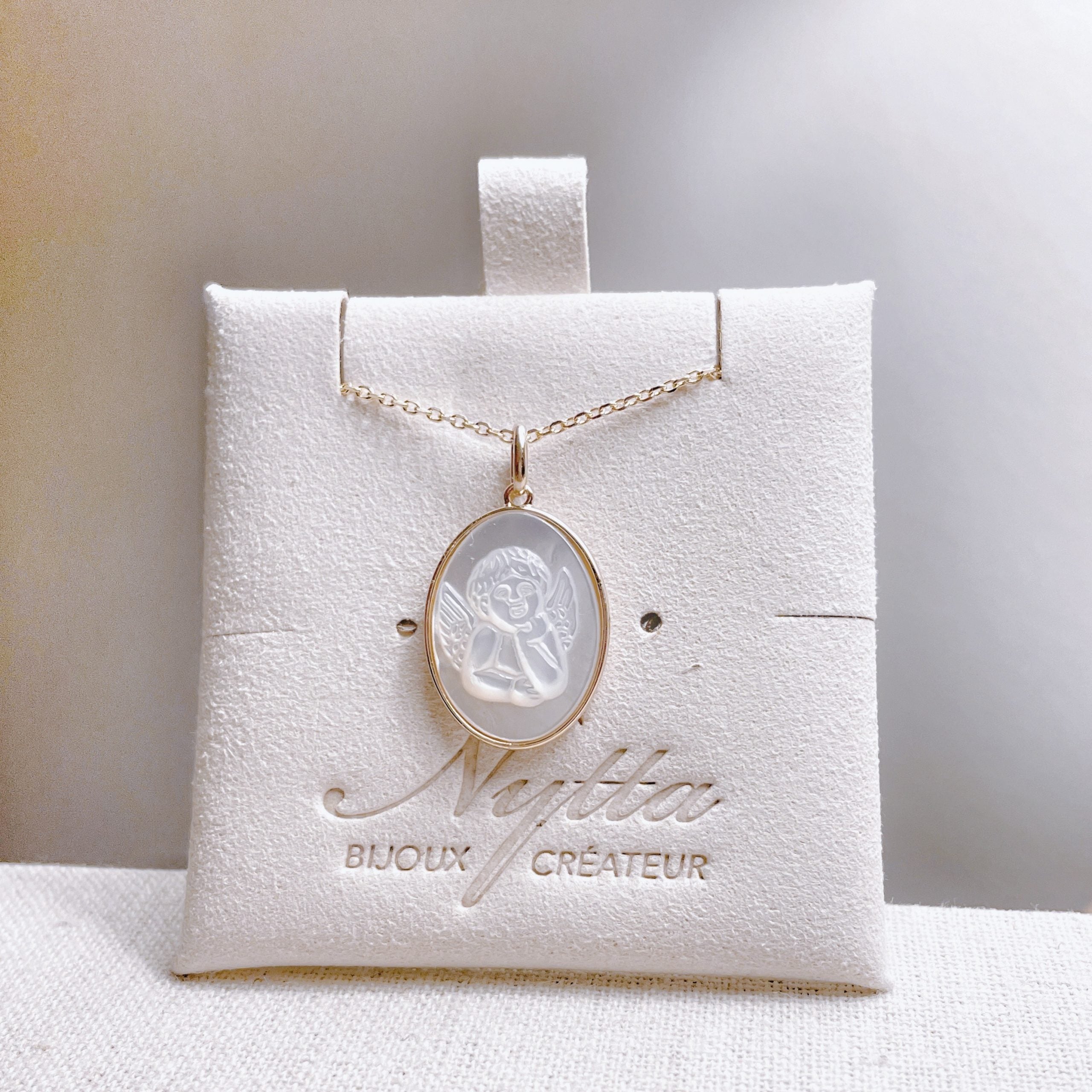 Collier “Médaille Ange nacrée ” plaqué or
