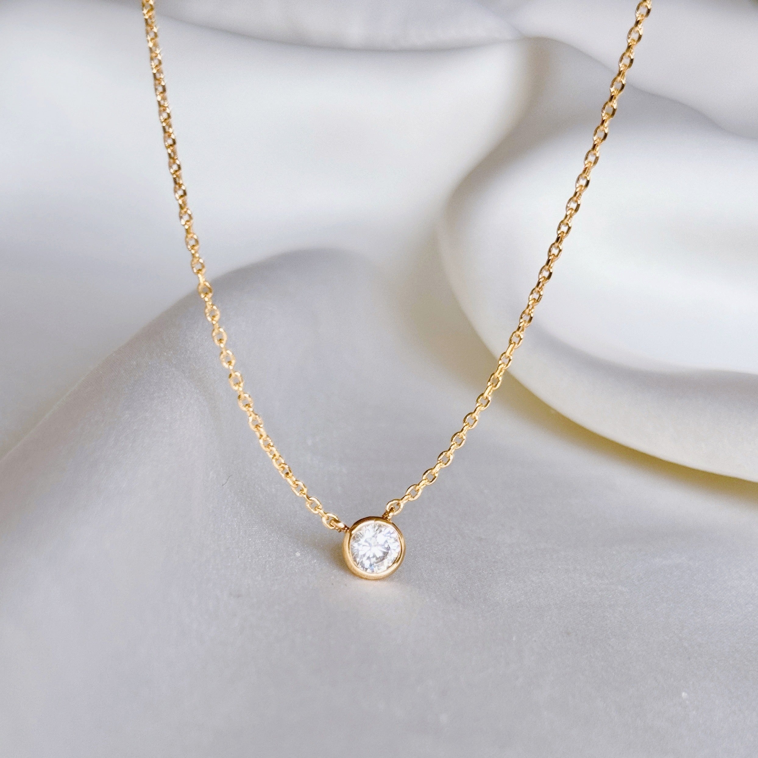 Collier "Solitaire serti clos" plaqué or