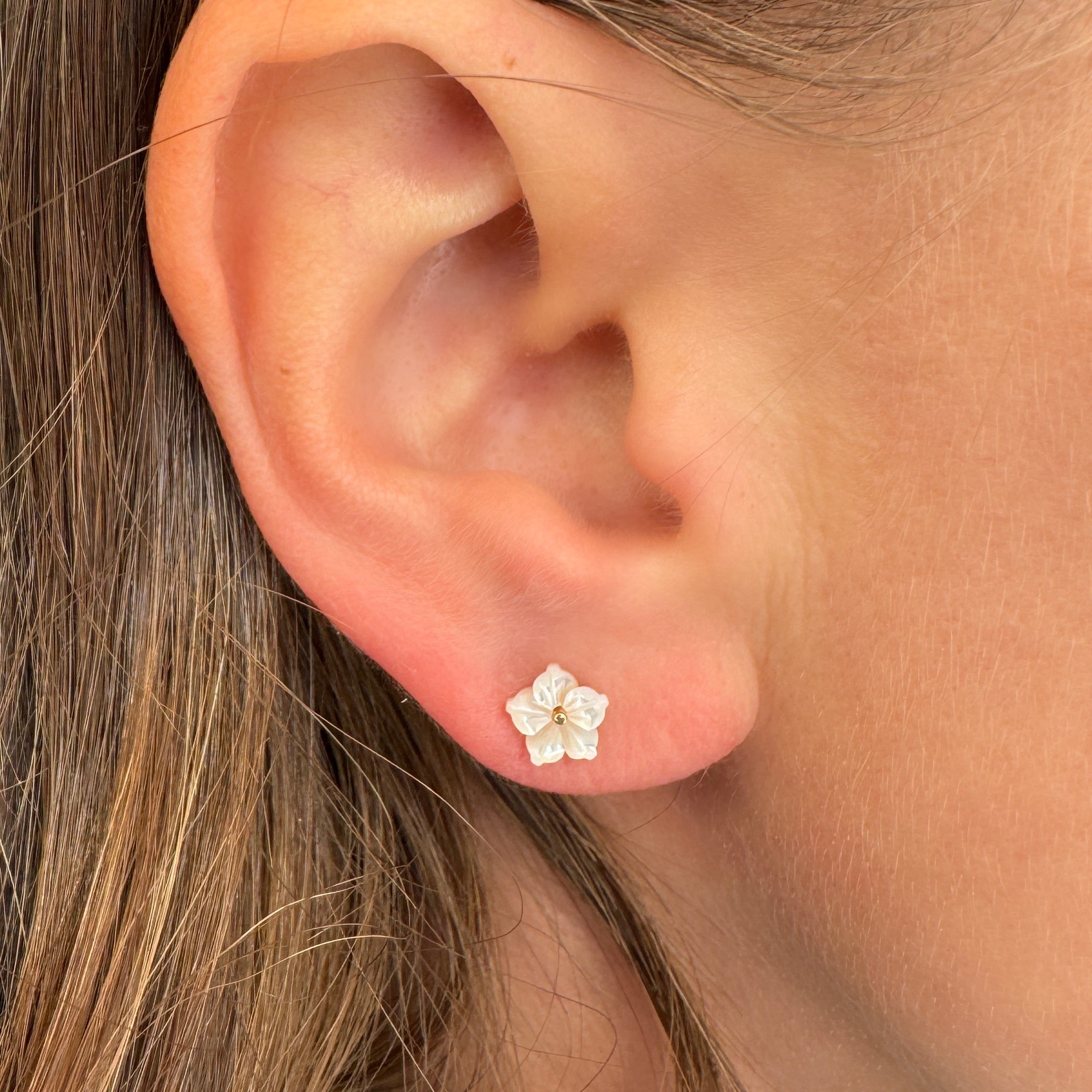 Gold-plated “Mother-of-pearl tiare flower” earrings