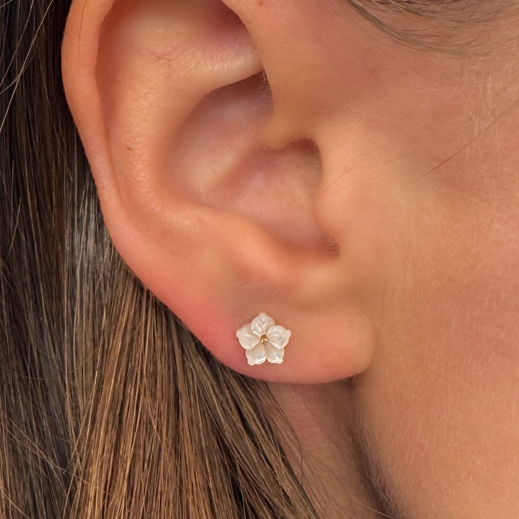 Gold-plated “Mother-of-pearl tiare flower” earrings