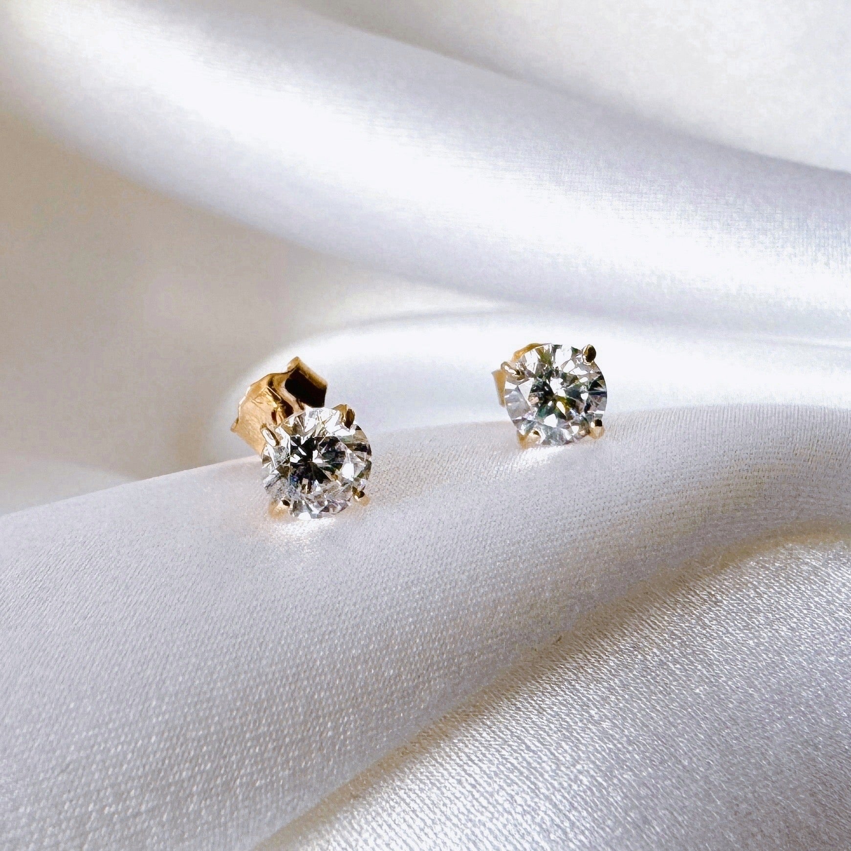 Gold-plated “Solitaire claw” earrings