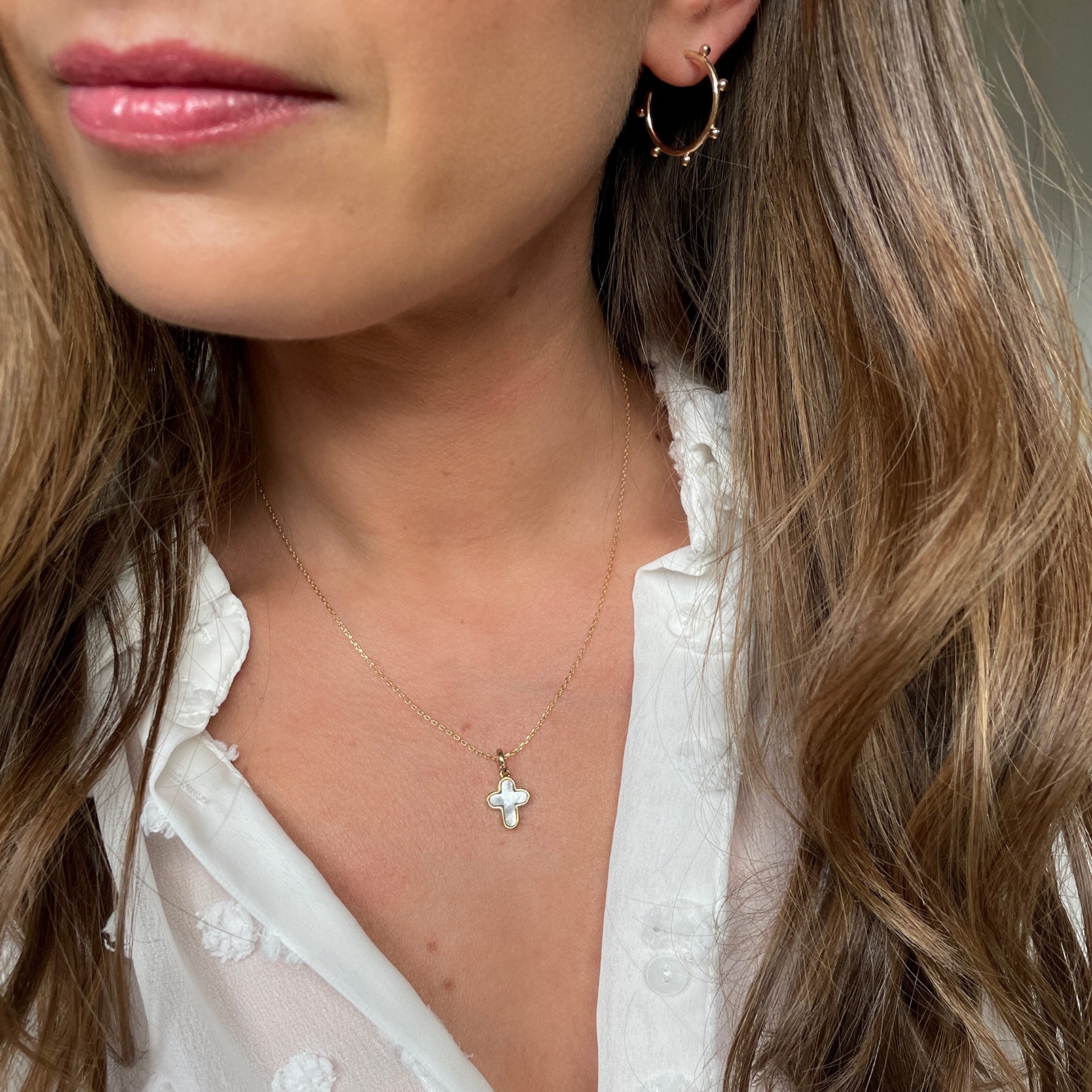 “Small rounded cross” gold-plated and mother-of-pearl necklace