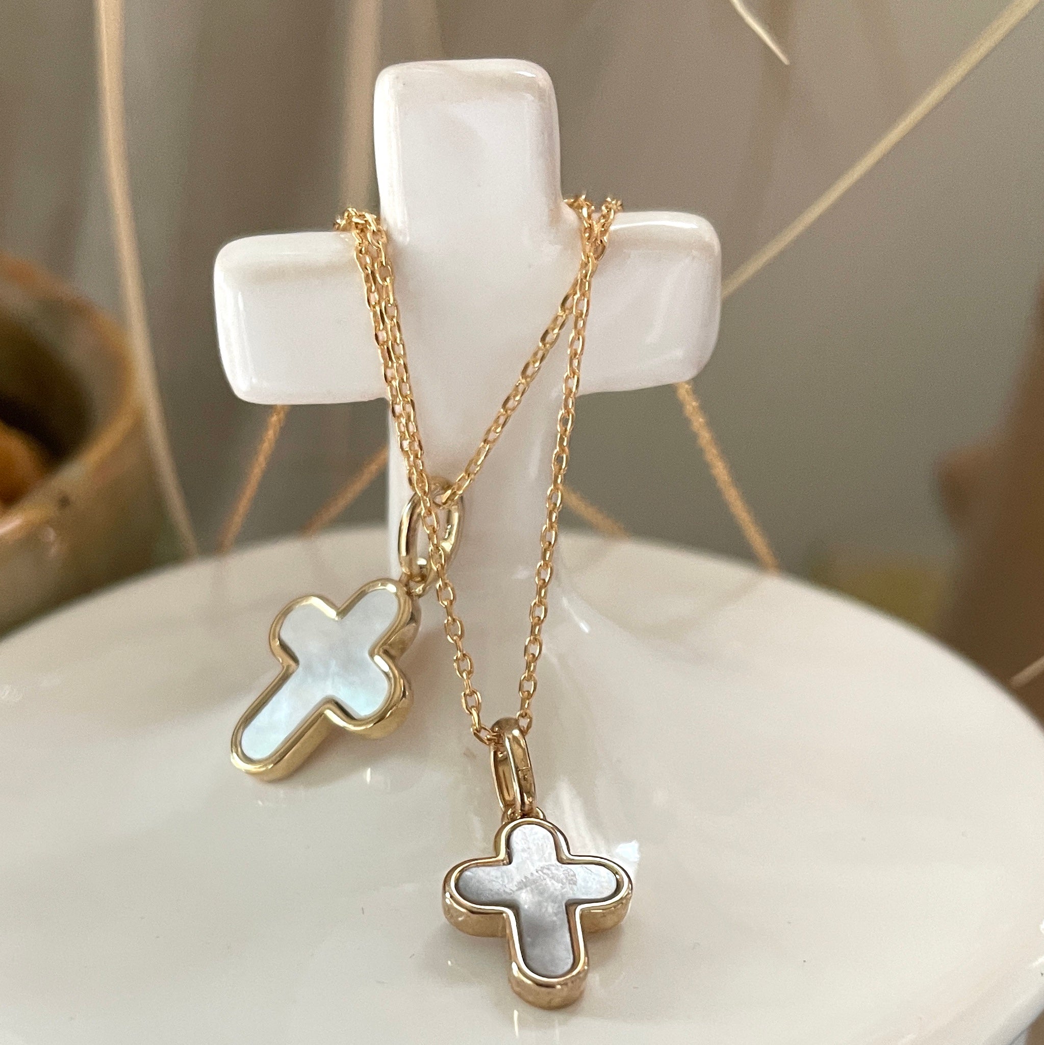 Halskette „Kleines rundes Kreuz“, vergoldet und aus Perlmutt