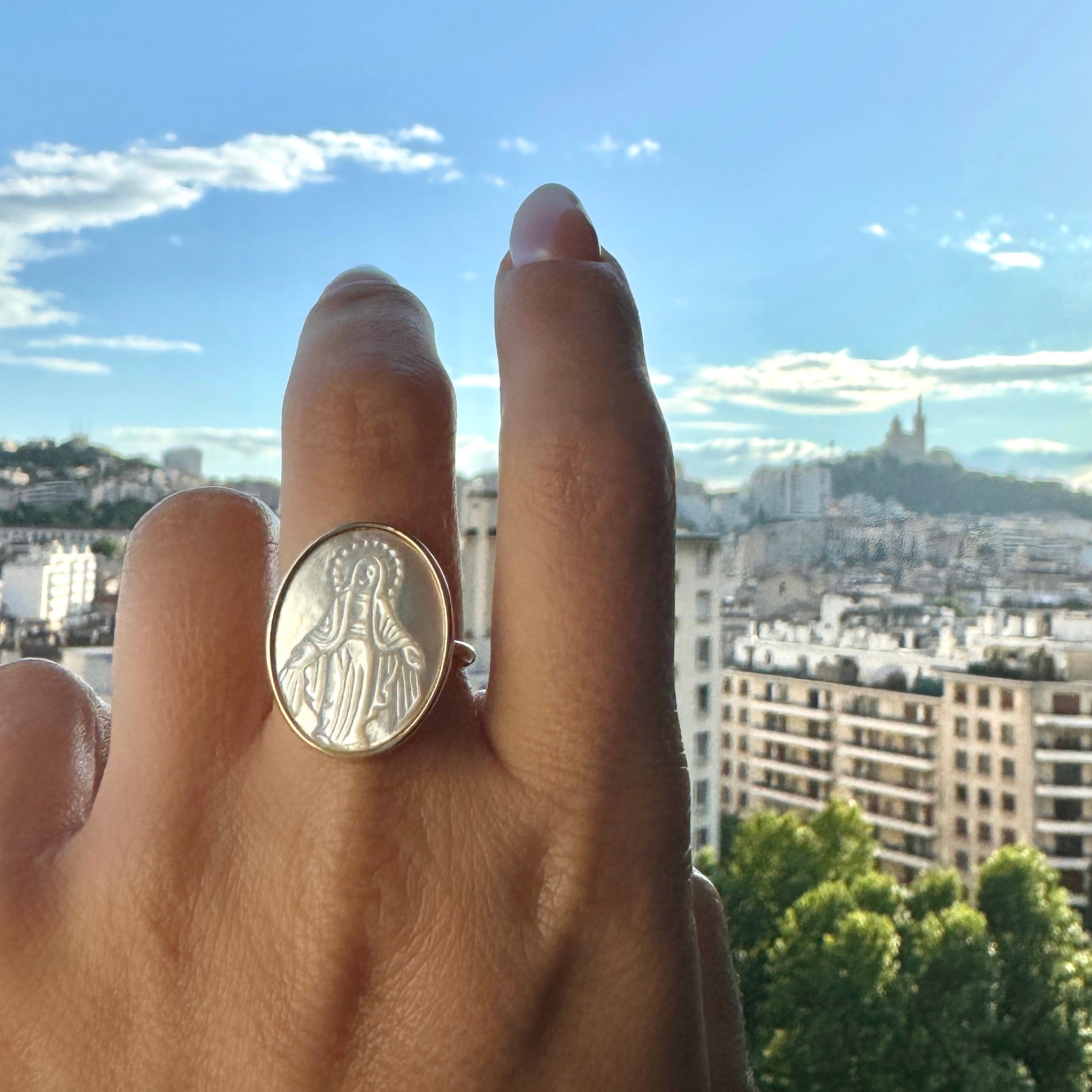 Gold-plated “Virgin Mary mother-of-pearl” ring 