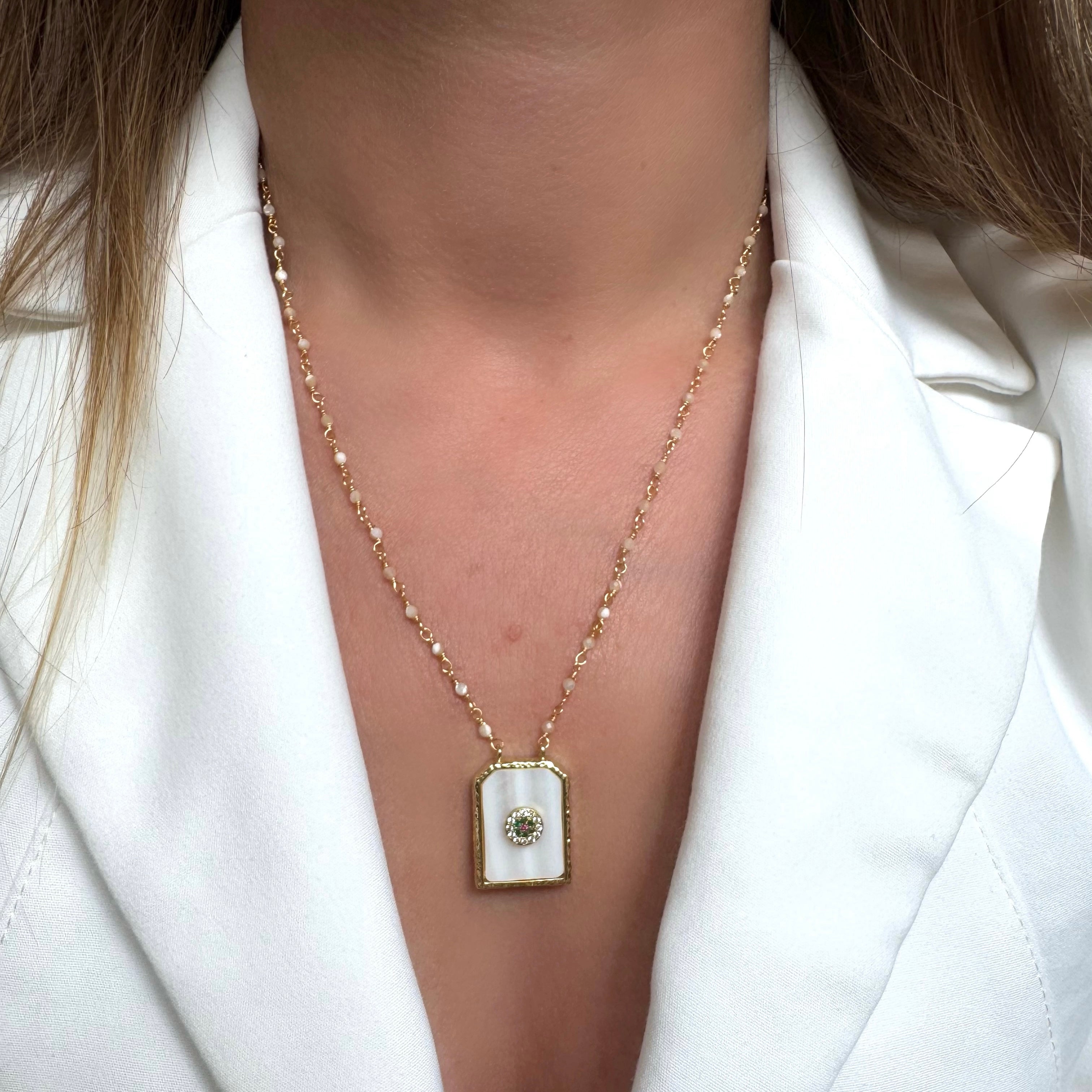Collier “Talisman Nacré” – Élégance lumineuse & détail précieux