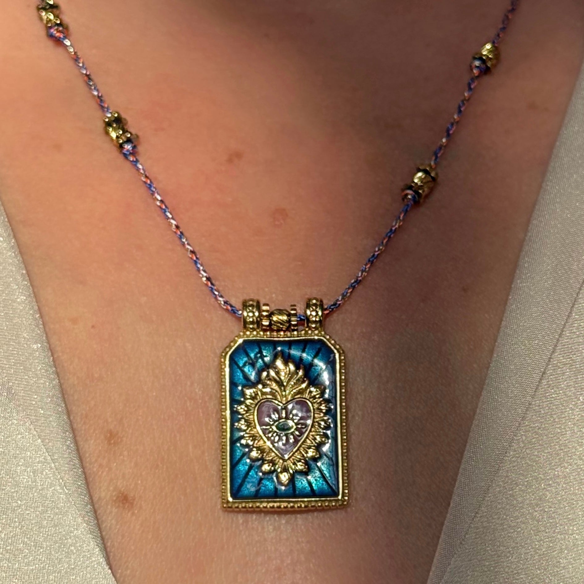Collier « Plaque médaillon émaillé Cœur Sacré” Bleu Royal et Or
