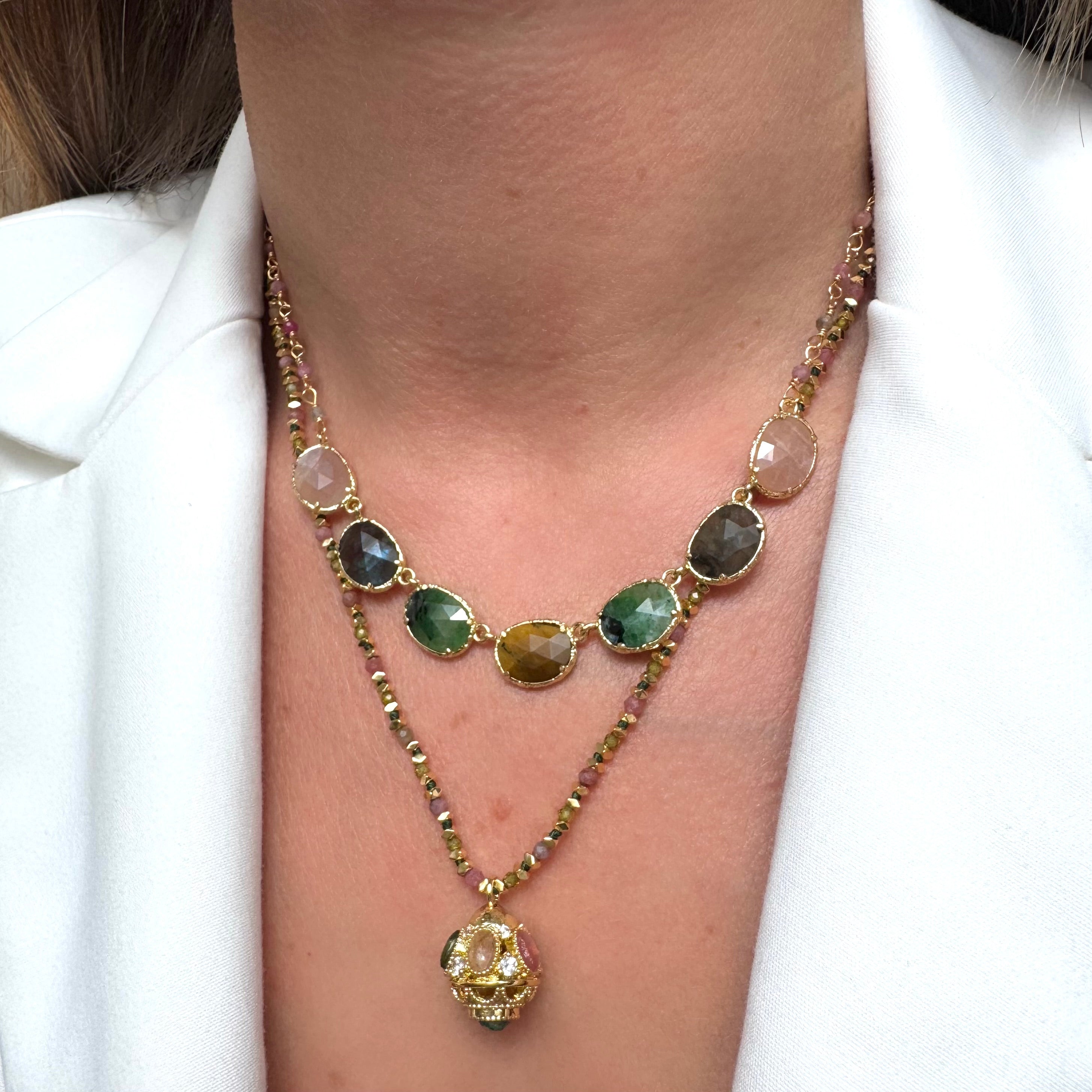 Collier “Prisme Doré” – Pierres naturelles & éclat raffiné