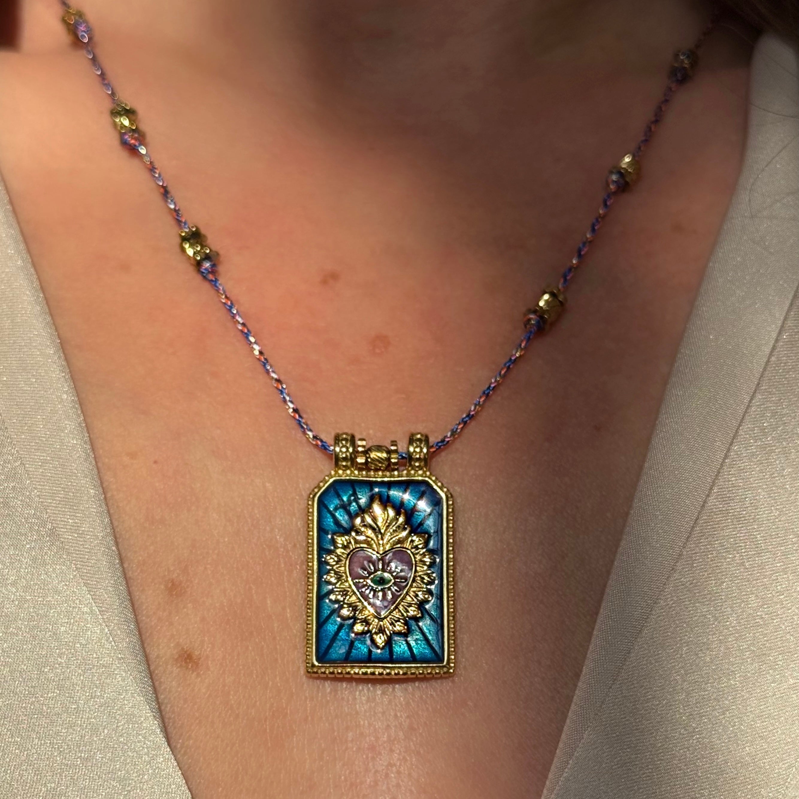 Collier « Plaque médaillon émaillé Cœur Sacré” Bleu Royal et Or