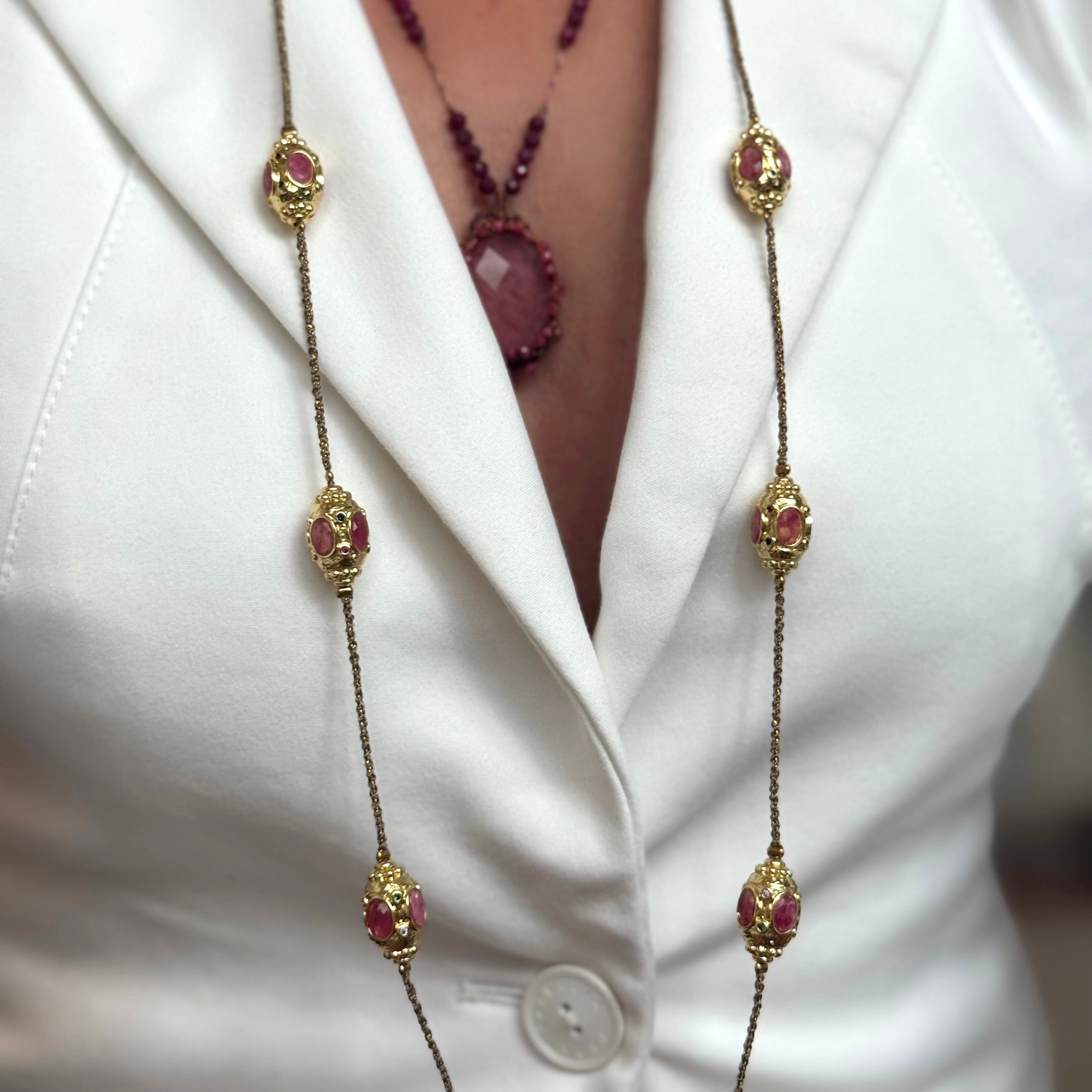 Sautoir “7 Prismes” Tourmaline Rose – Élégance dorée et éclat féminin