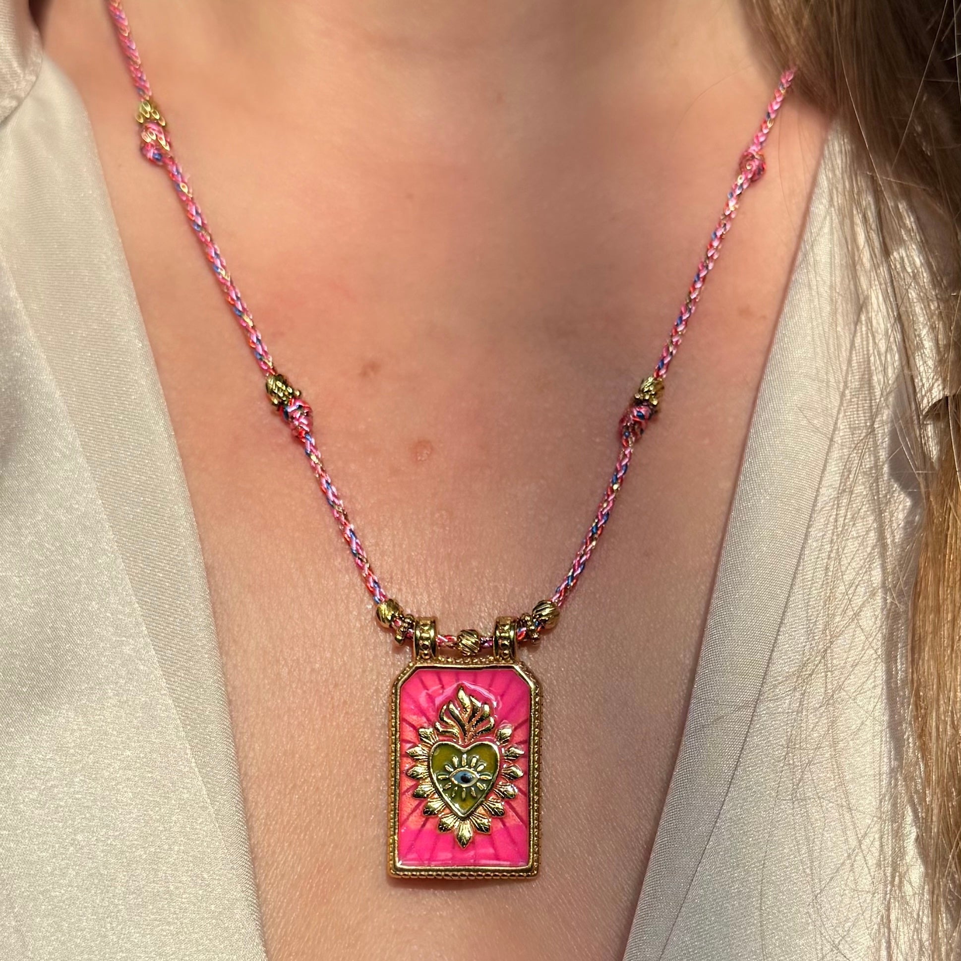 Collier « Plaque Médaillon émaillé Cœur Sacré” Rose Fuchsia et Or