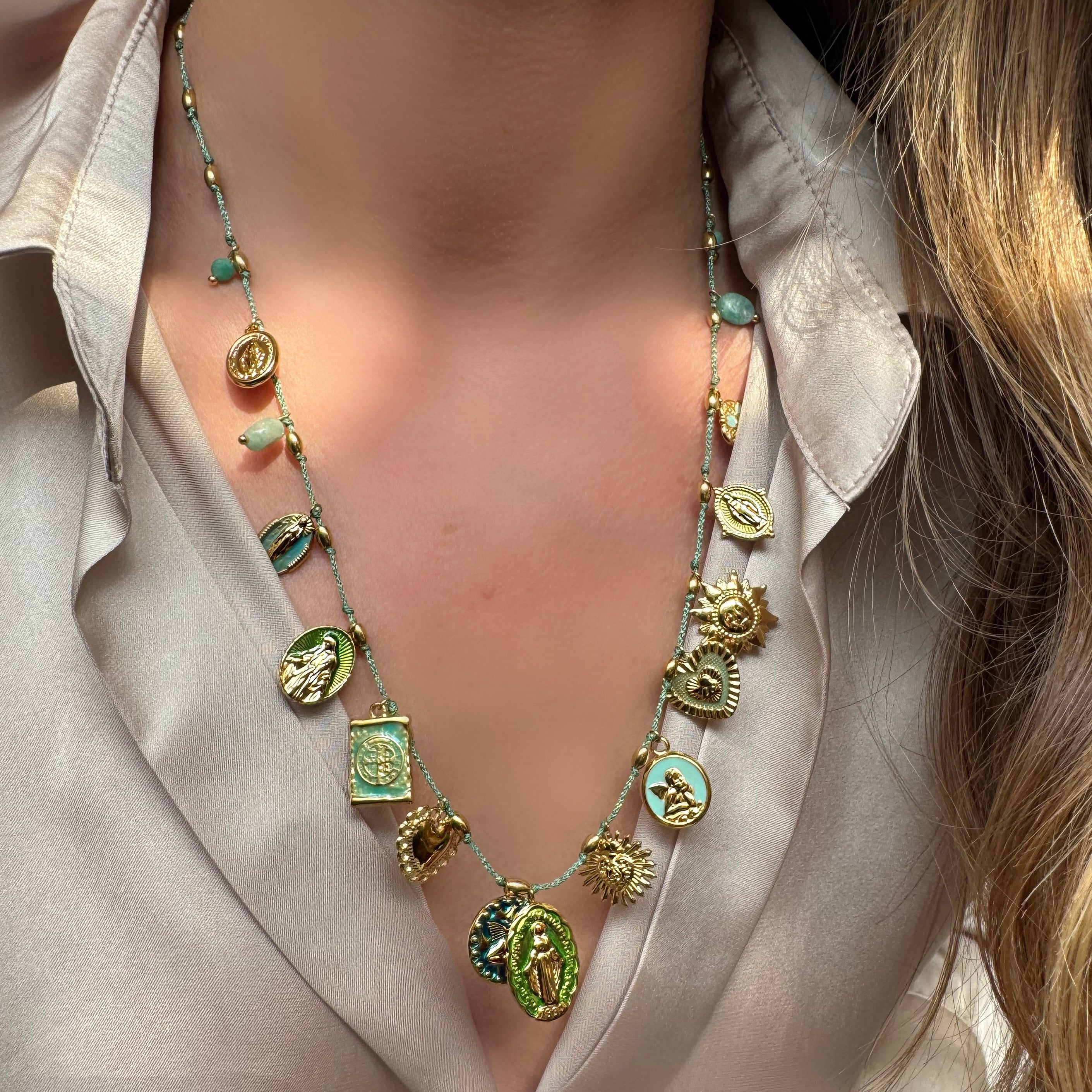 Collier “Icônes Sacrées” Médailles Religieuses & Symboles Dorés