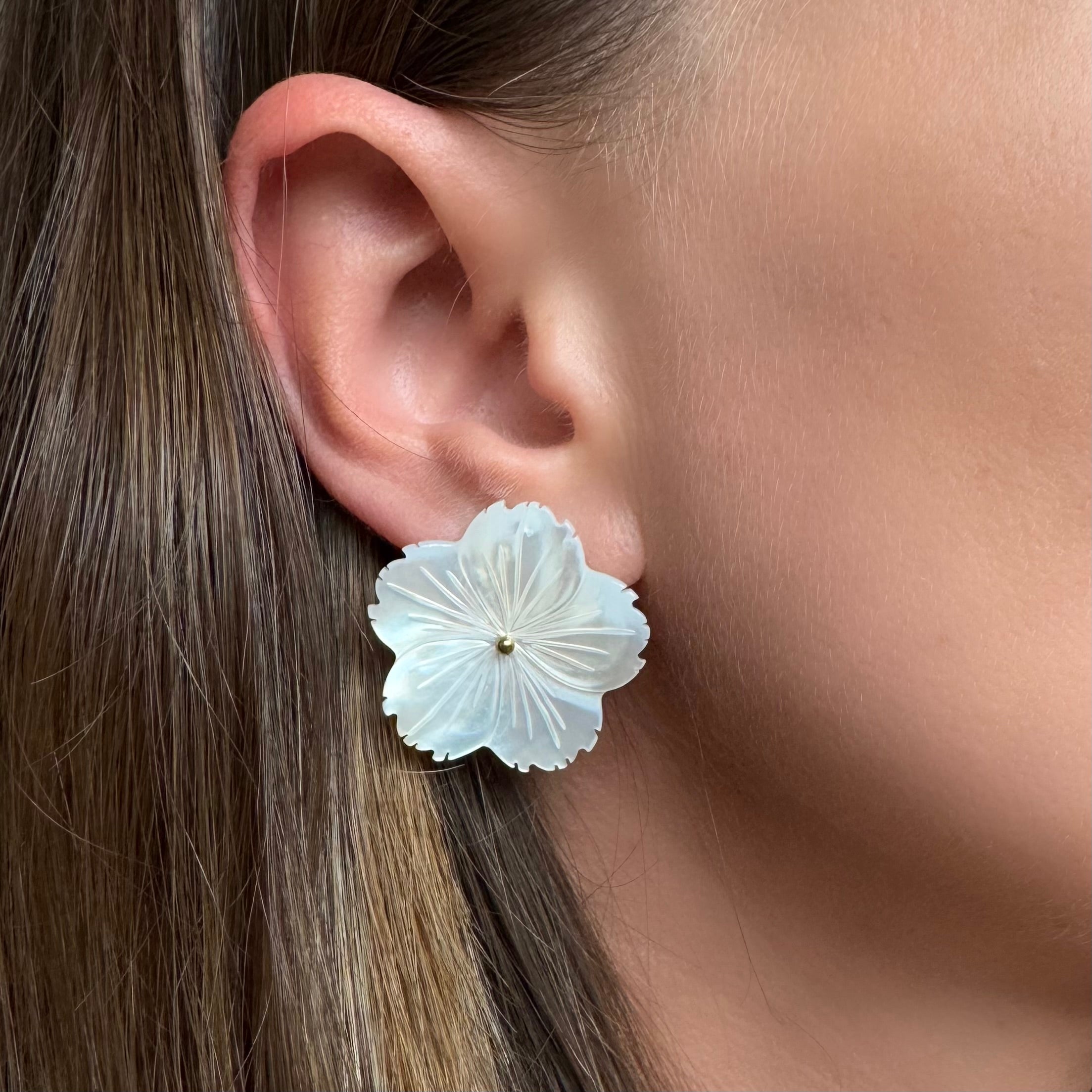 Boucles d’Oreilles “Fleur de Tiaré” en Nacre – Éclat Naturel et Élégance Tropicale