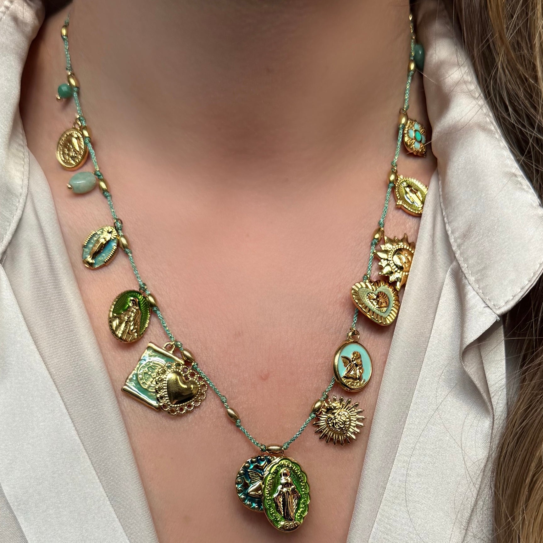Collier “Icônes Sacrées” Médailles Religieuses & Symboles Dorés