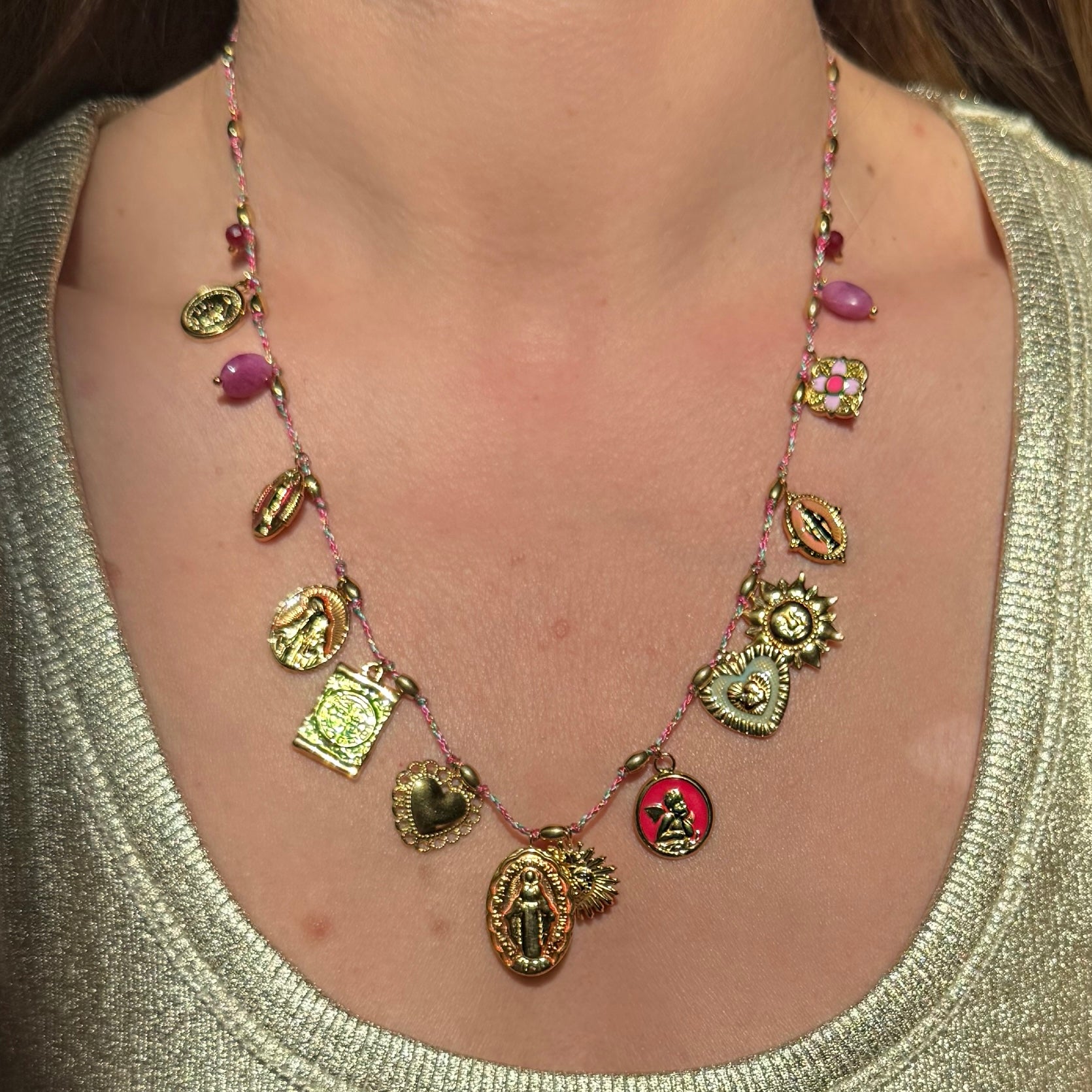 Collier “Icônes Sacrées” Médailles Religieuses & Symboles Dorés rose