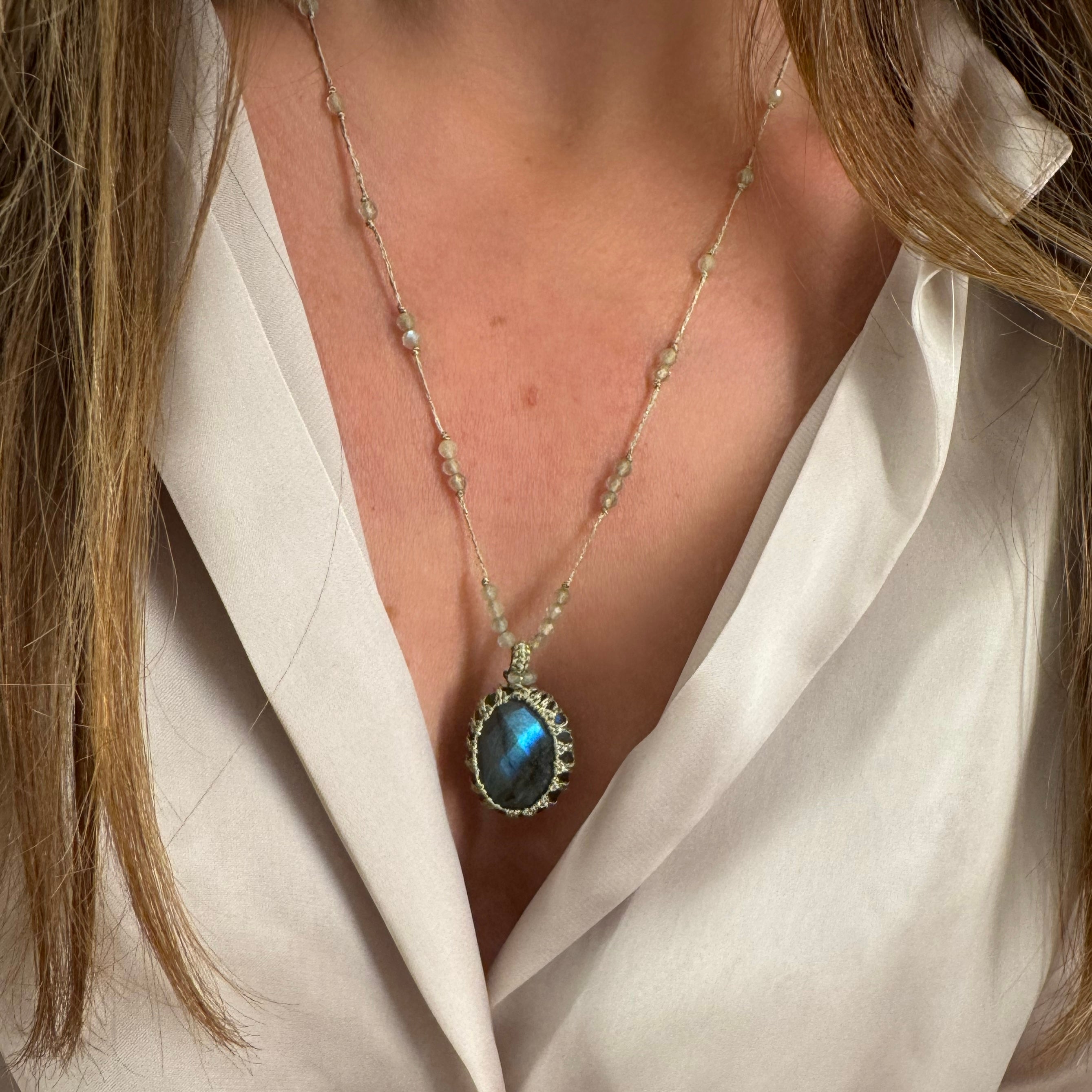 Collier « Labradorite sur fil »