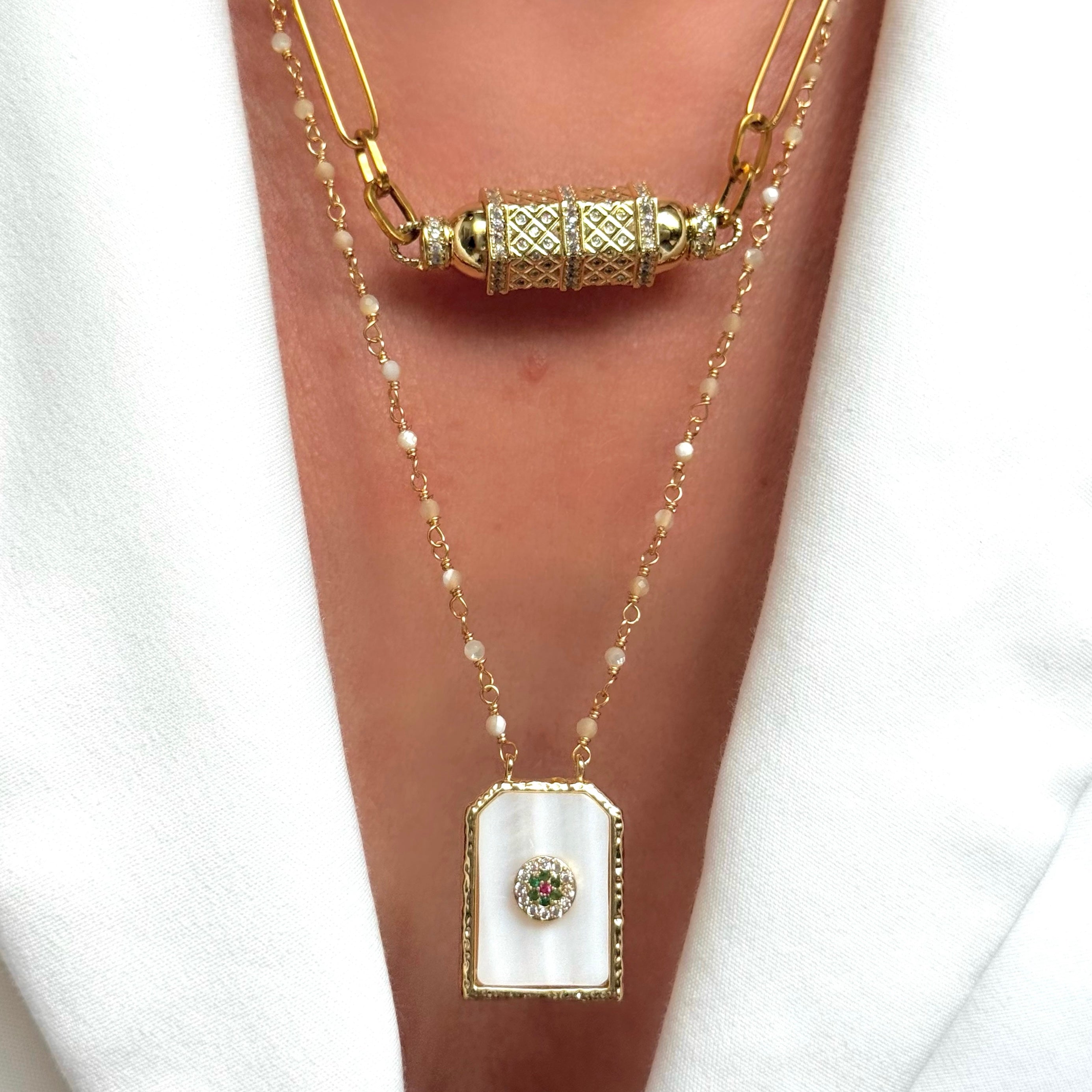 Collier “Talisman Nacré” – Élégance lumineuse & détail précieux