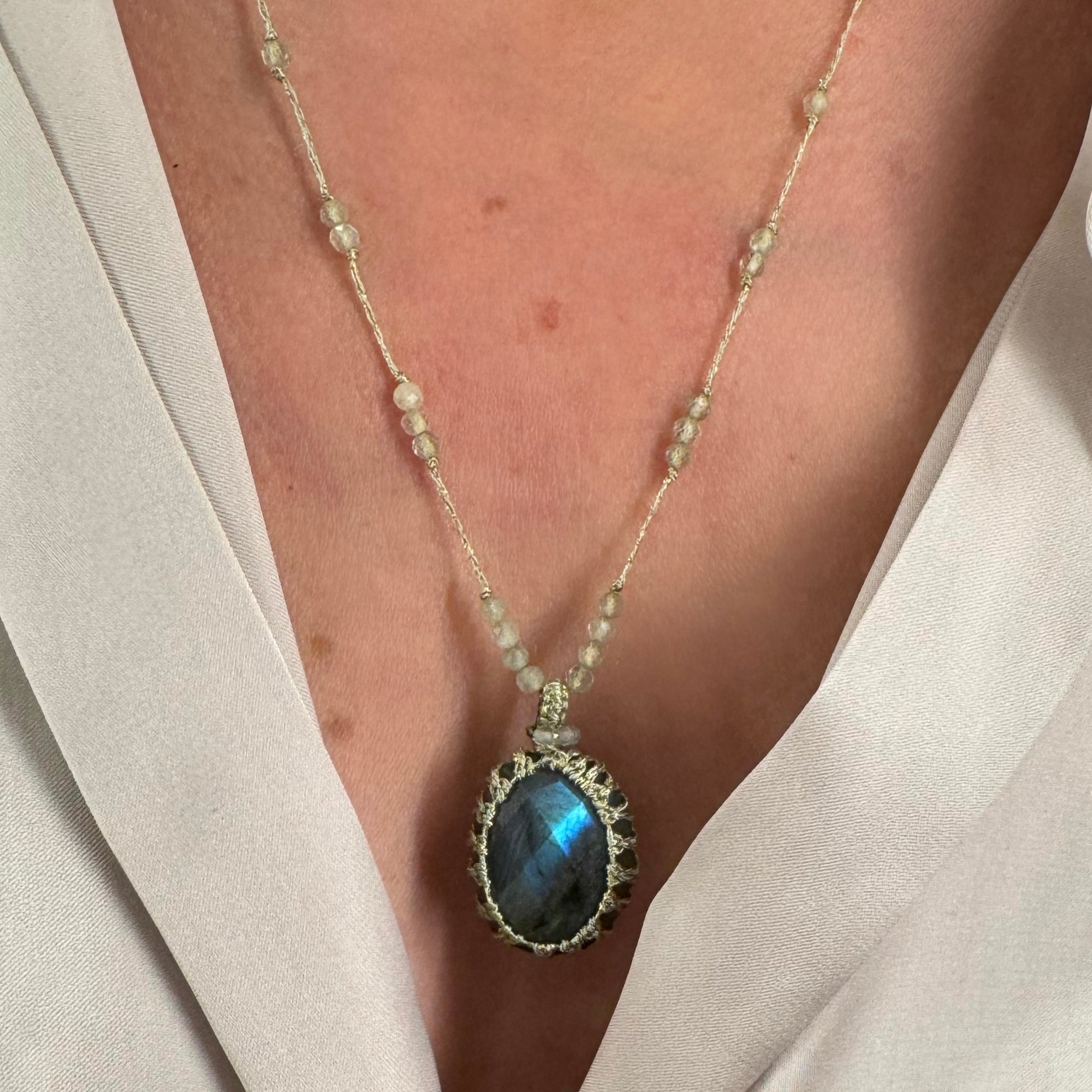 Collier « Labradorite sur fil »