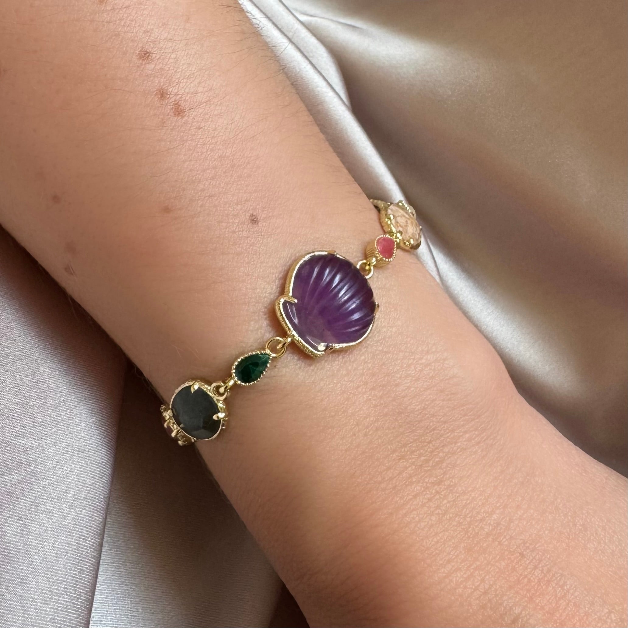 Bracelet “Coquillage & Gemmes” – Améthyste Sculptée et Pierres Fines