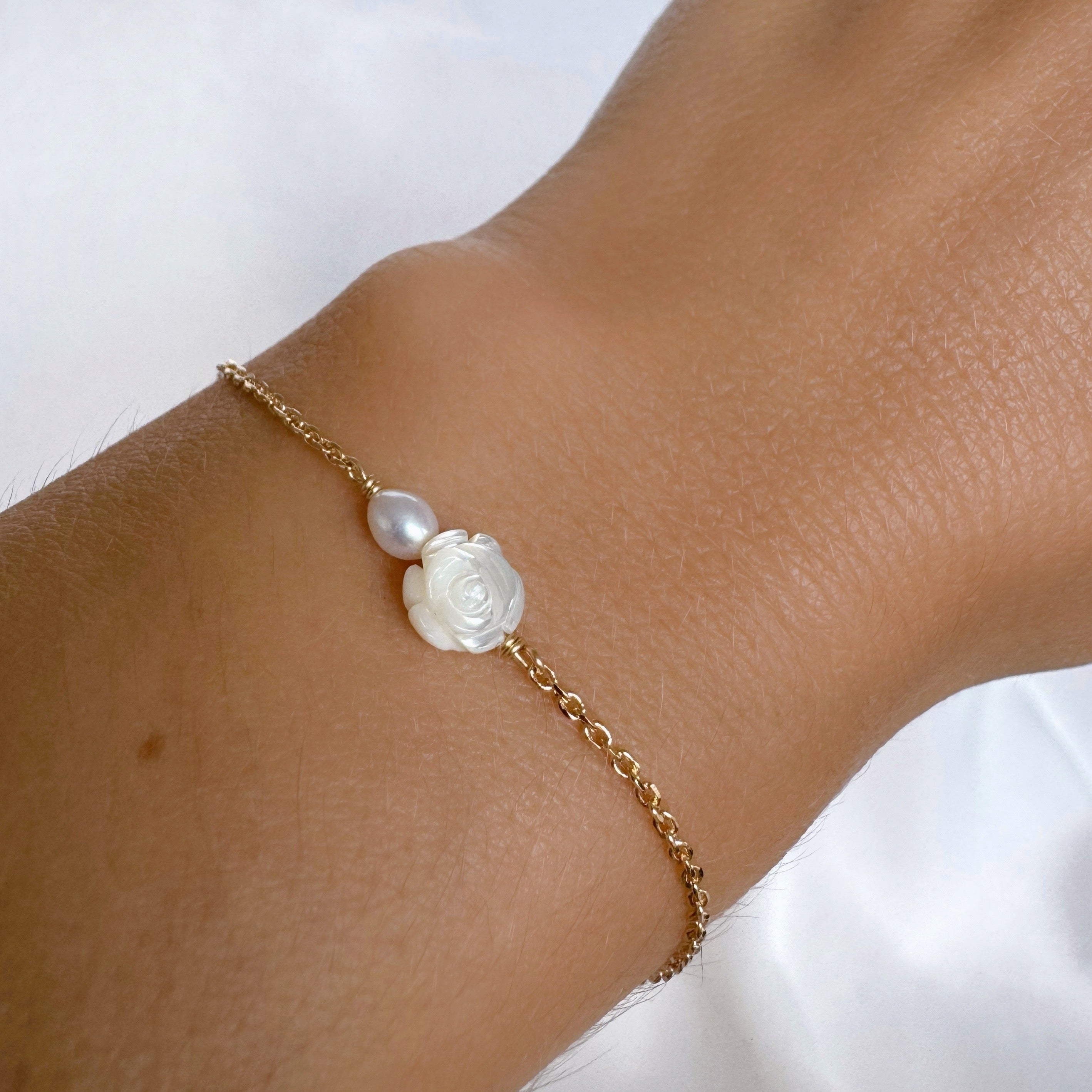 Bracelet « Rose en nacre et perle d’eau douce » plaqué or