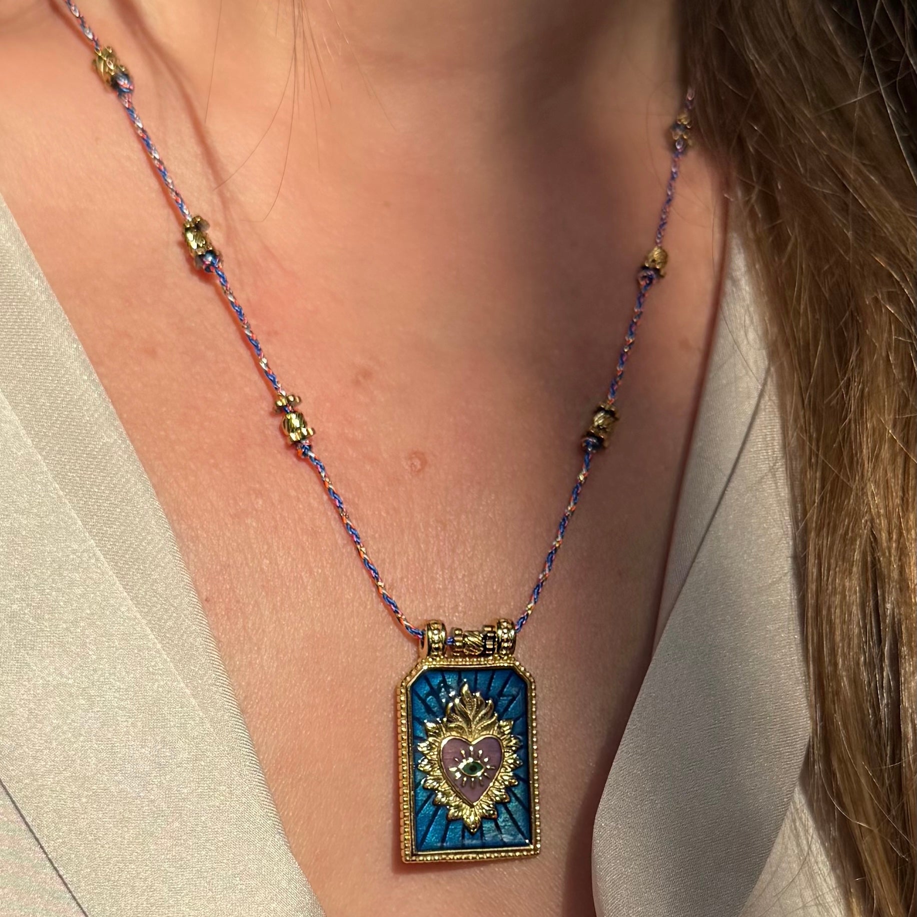 Collier « Plaque médaillon émaillé Cœur Sacré” Bleu Royal et Or