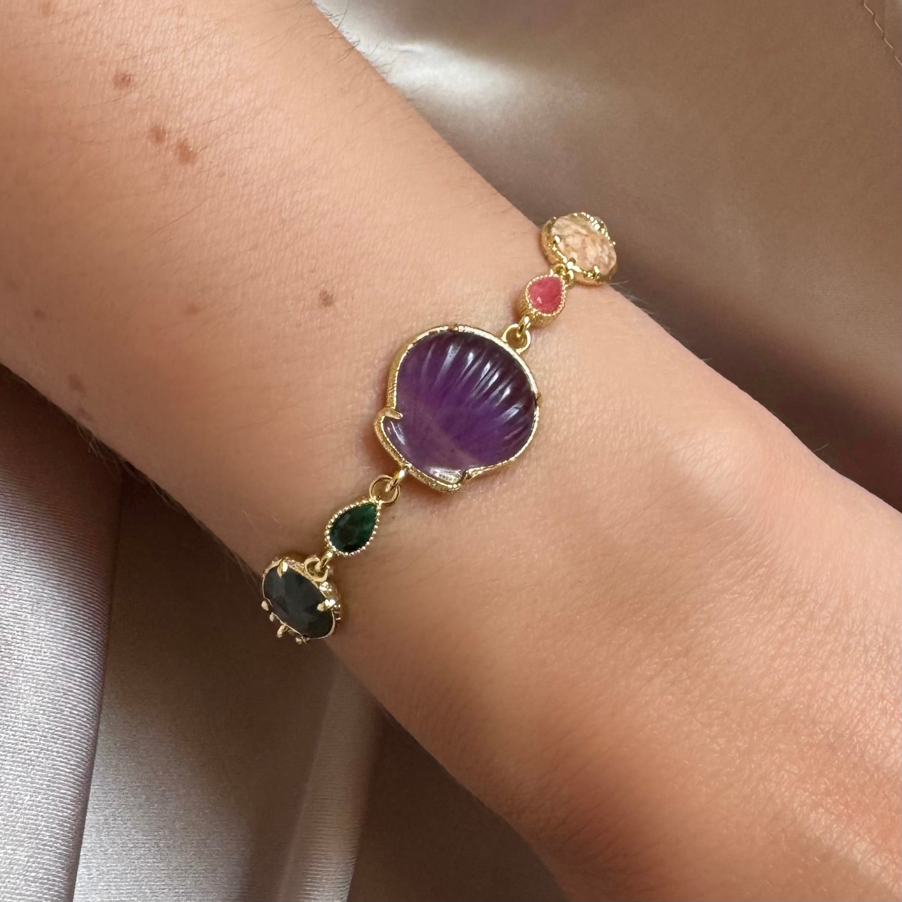 Bracelet “Coquillage & Gemmes” – Améthyste Sculptée et Pierres Fines