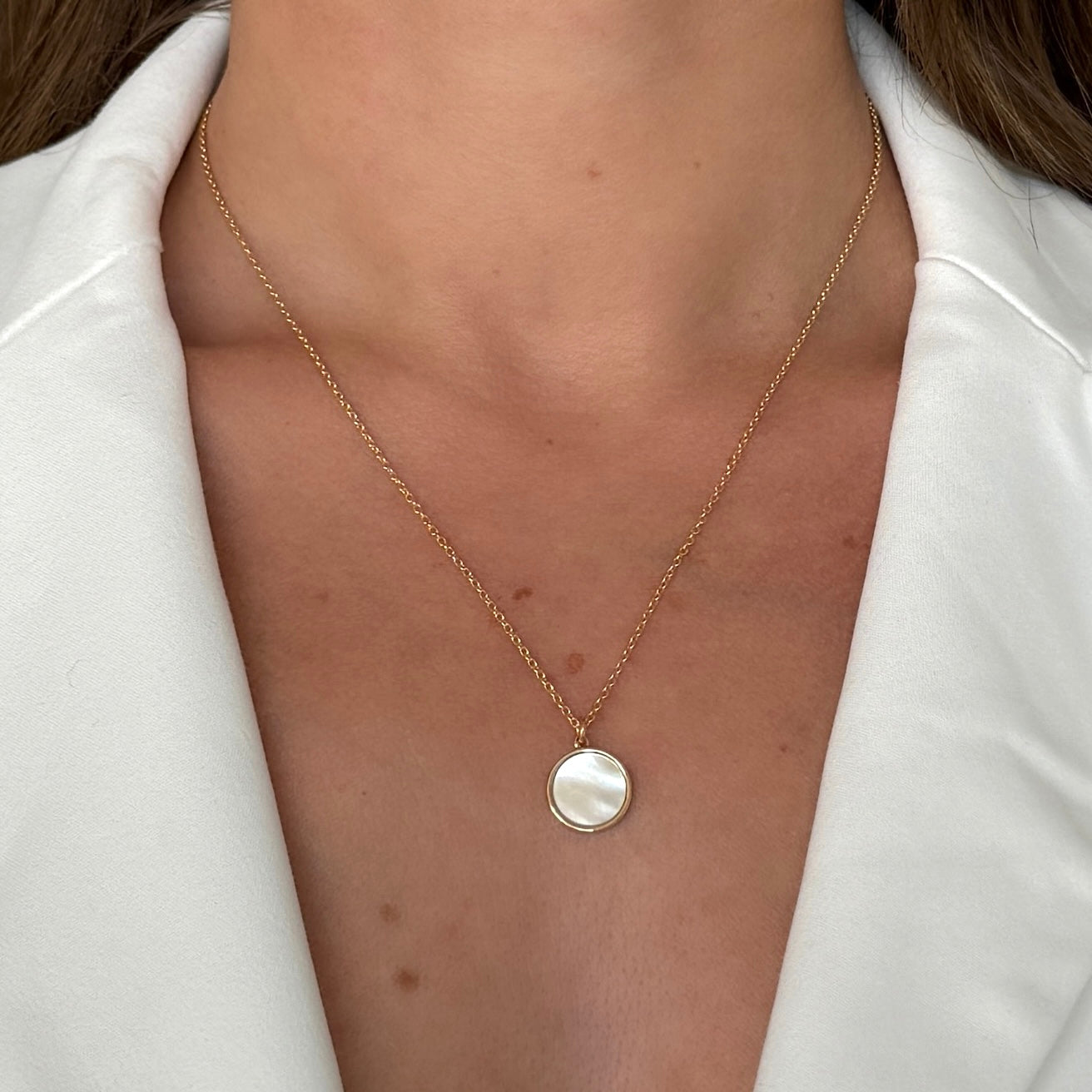 Gold-plated “Small mother-of-pearl medal” necklace