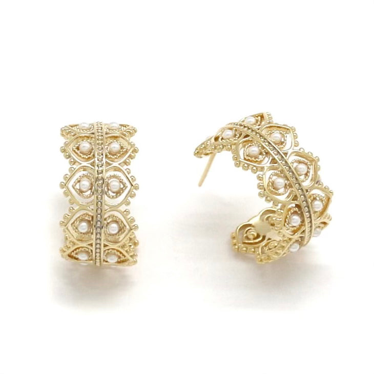 Boucles d’oreilles « Créoles dentelle aux mini-perles »