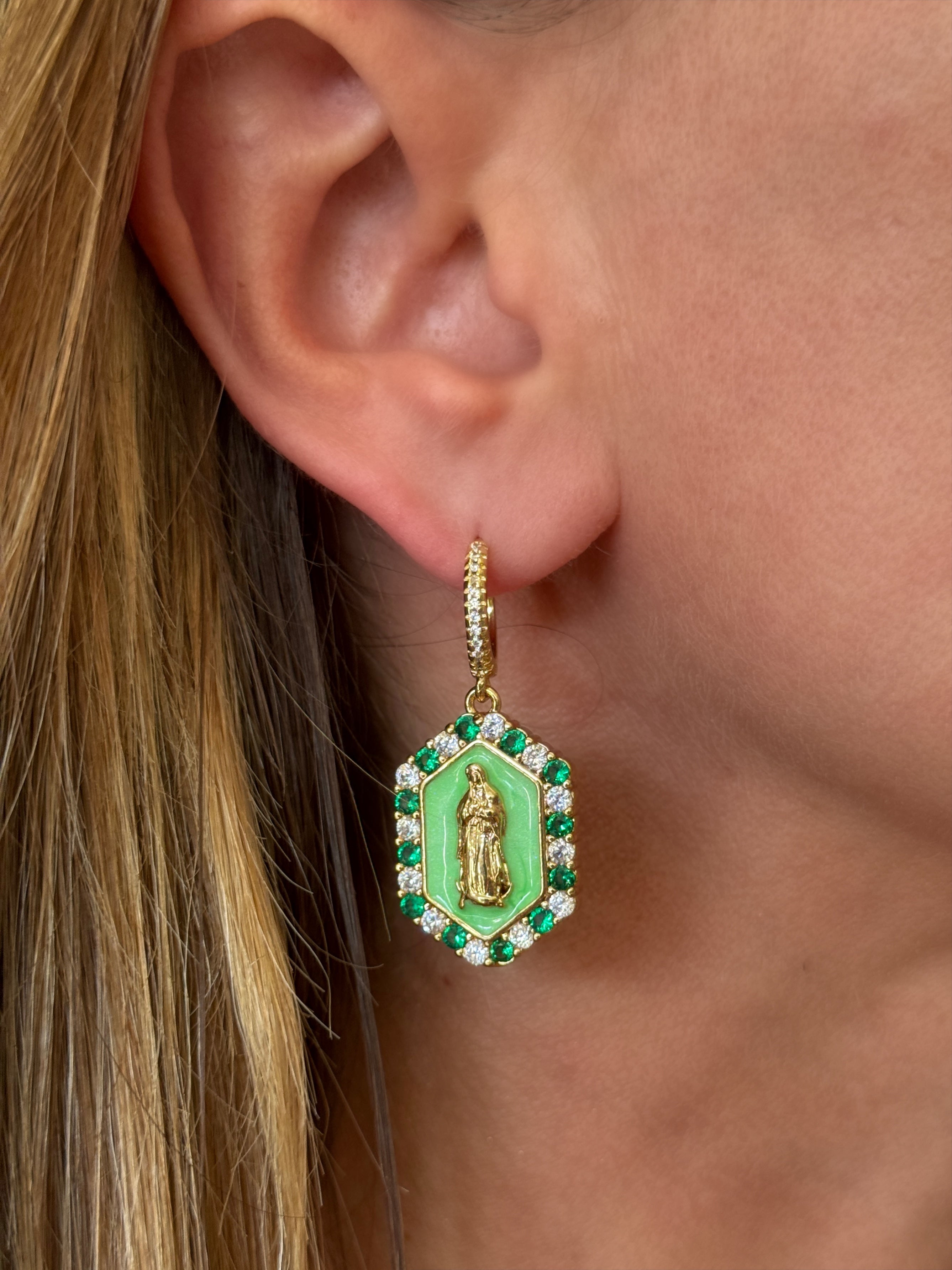 Boucles d'oreilles "Médaille Vierge Émaillée vert"