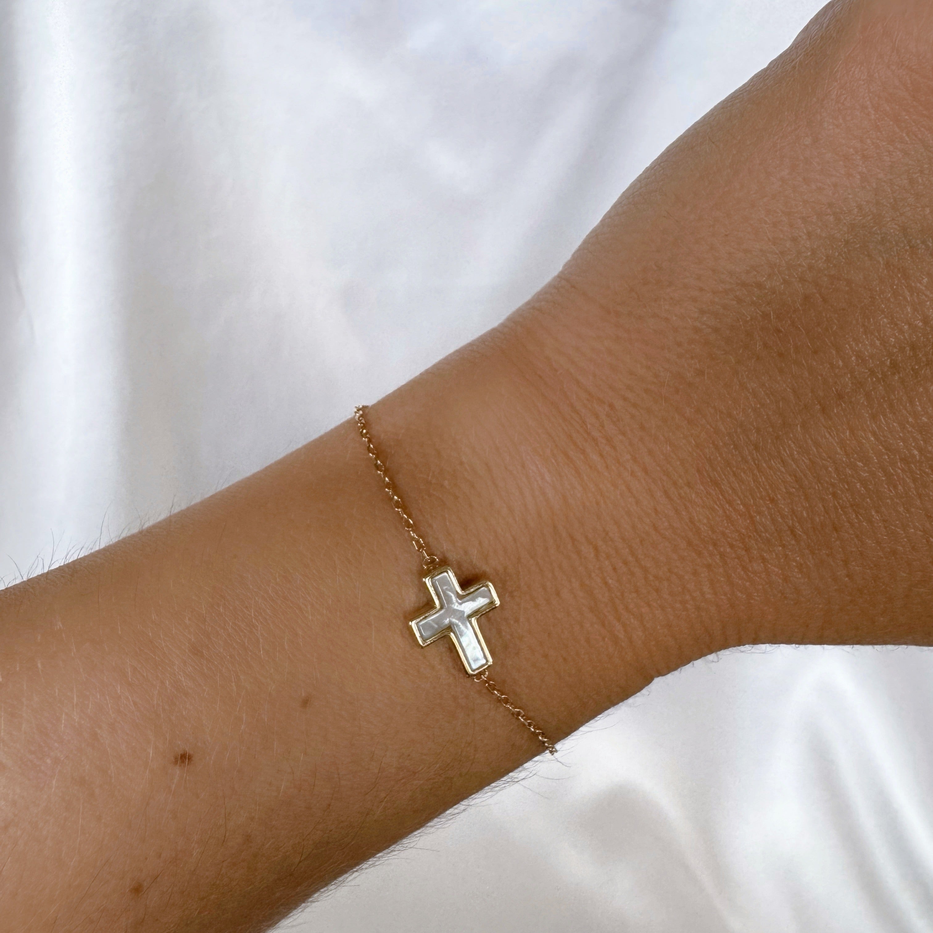 Bracelet « Croix en nacre » plaqué or