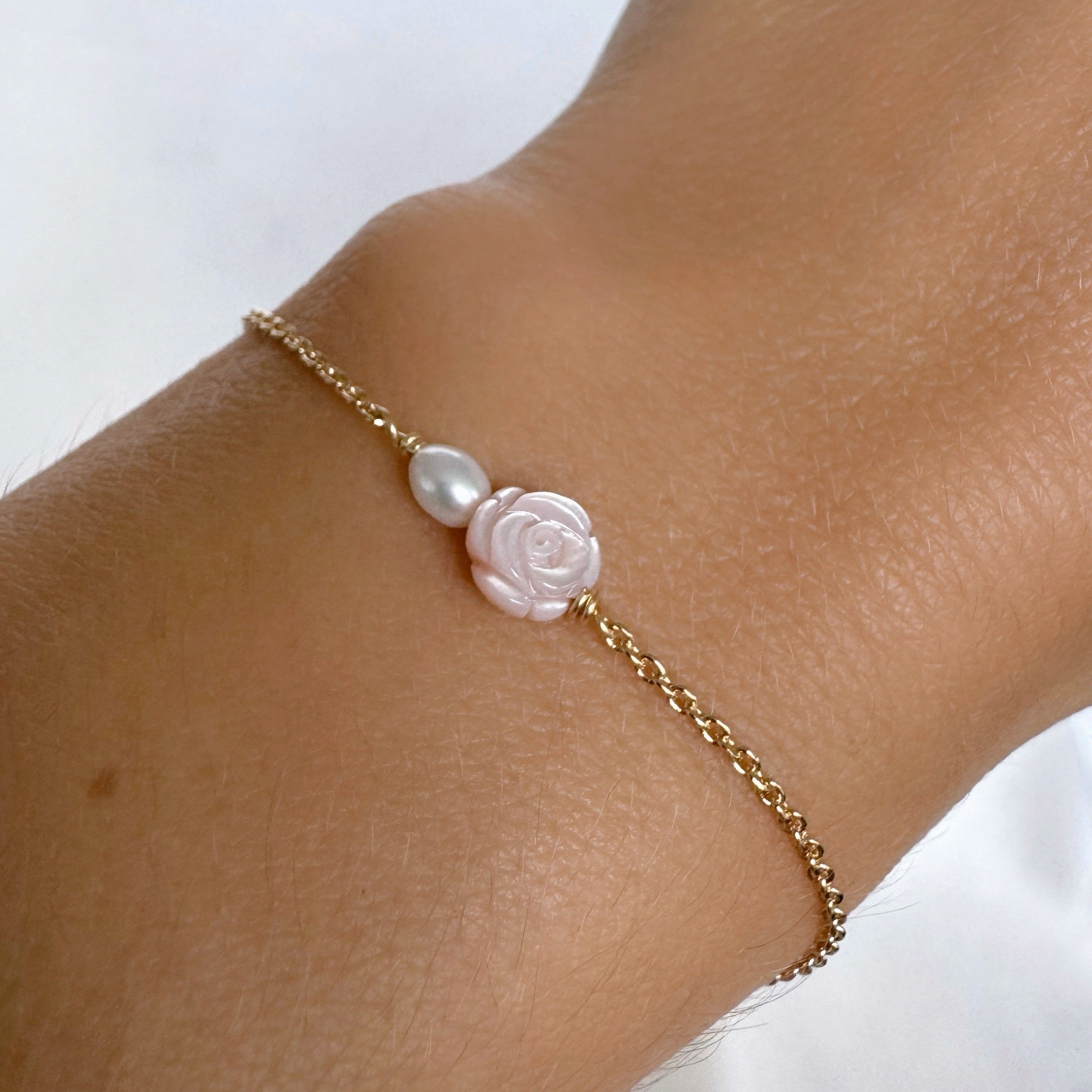 Bracelet « Rose en nacre rose et perle d’eau douce » plaqué or