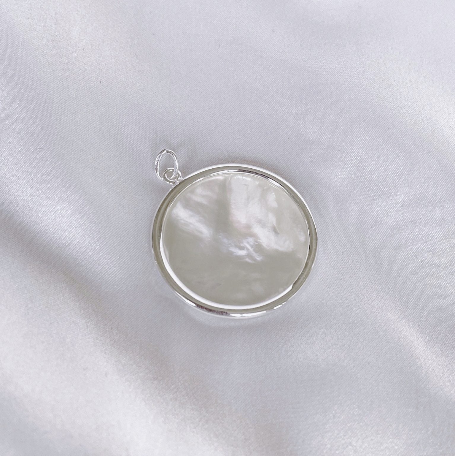925 silver “Mother-of-pearl medallion” pendant